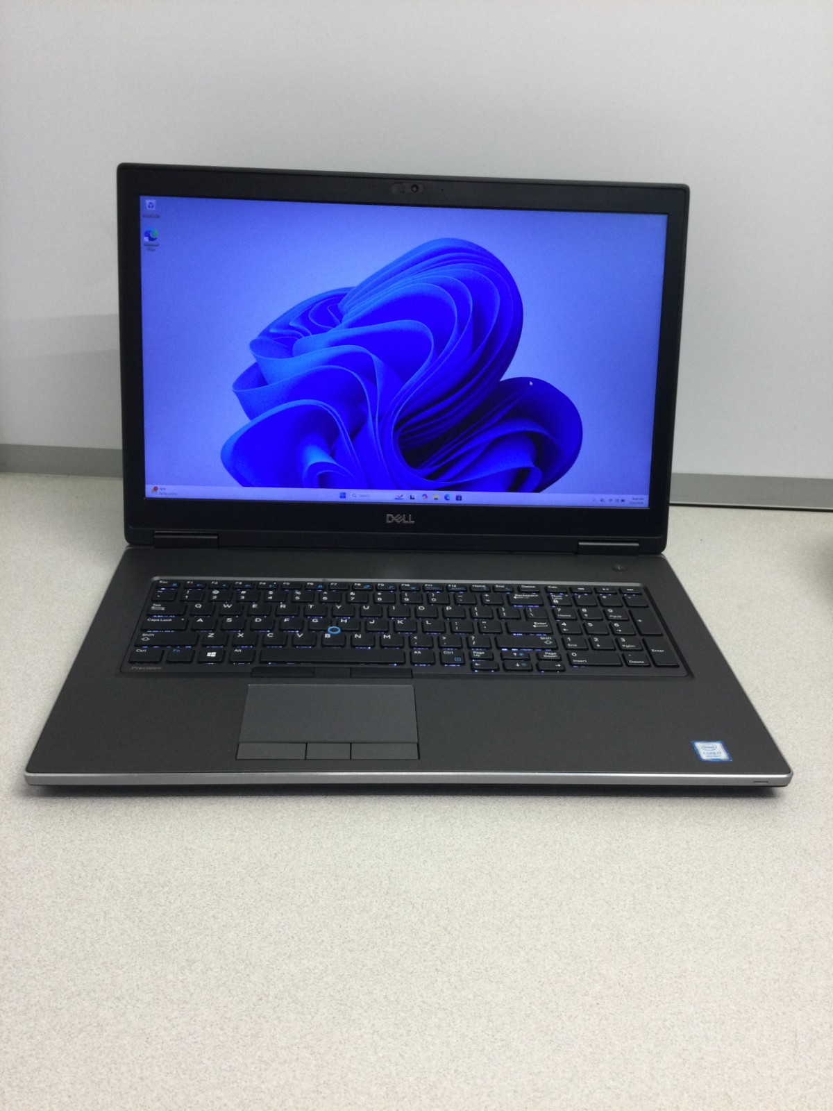 Dell Precision 7740 17.3″Core i7-9750H 48GB RAM 256 GB SSD 2.60GHz WIN 11 PRO