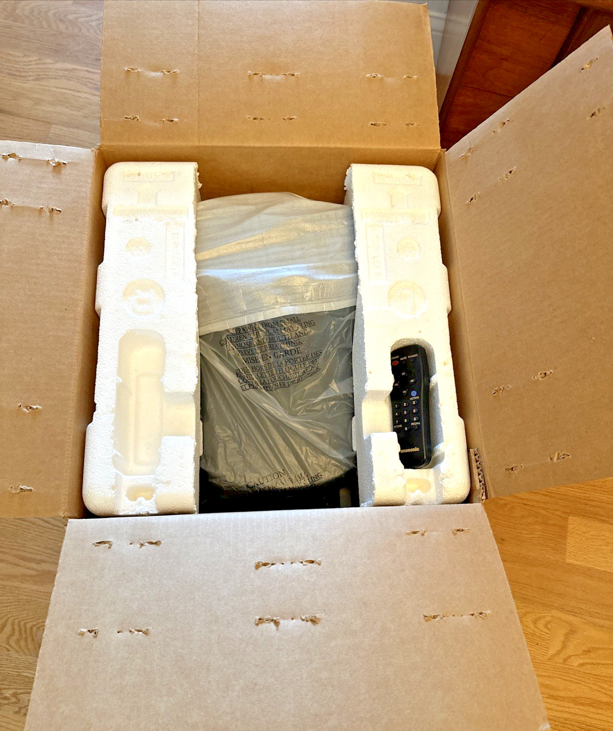 Panasonic 13 In Color Television CT-13R18 CRT-TV In Original Box W/Remote