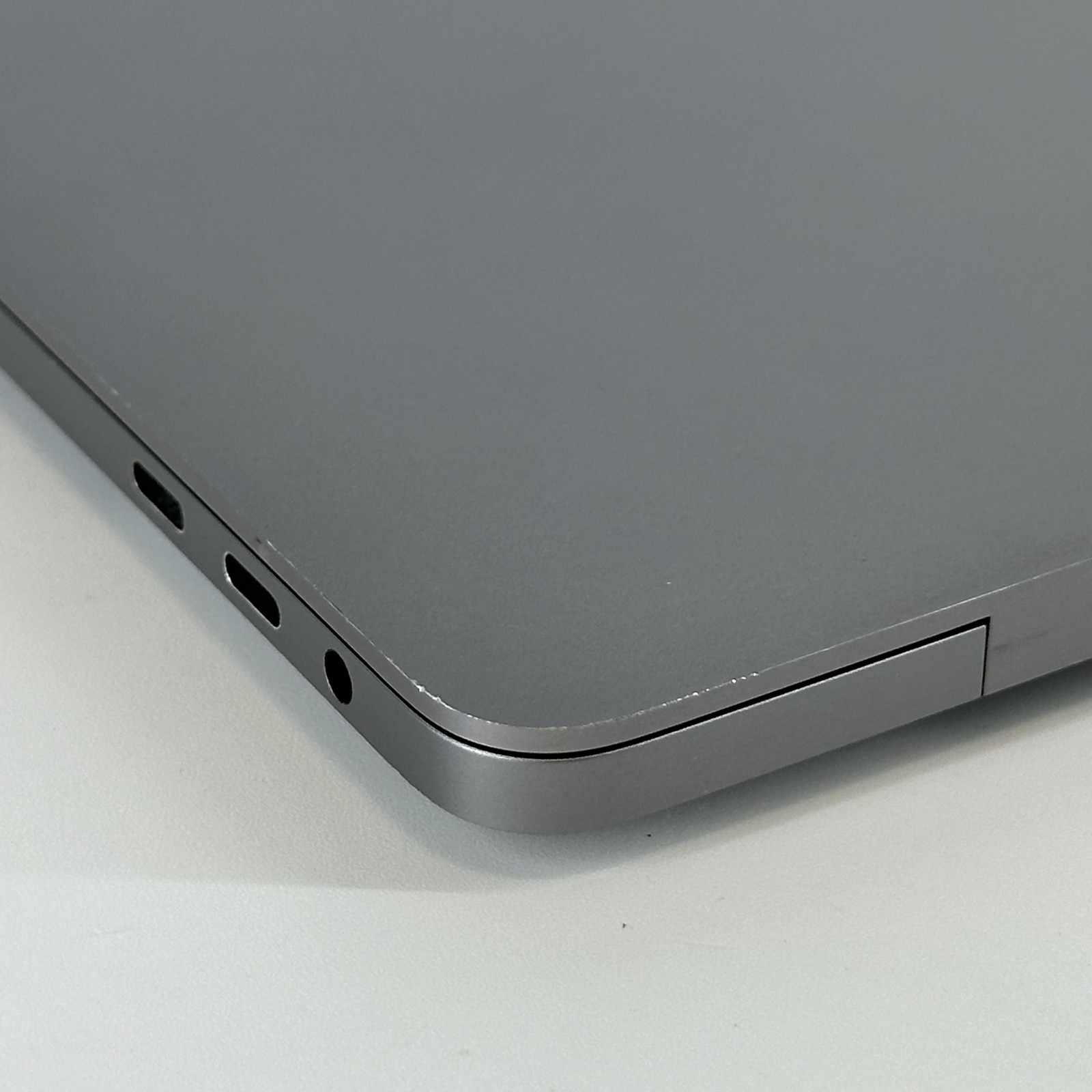 MacBook Pro 16 Touch Bar Gray 2019 i9 16GB 1TB SSD Radeon Pro 5500M Tinted LCD