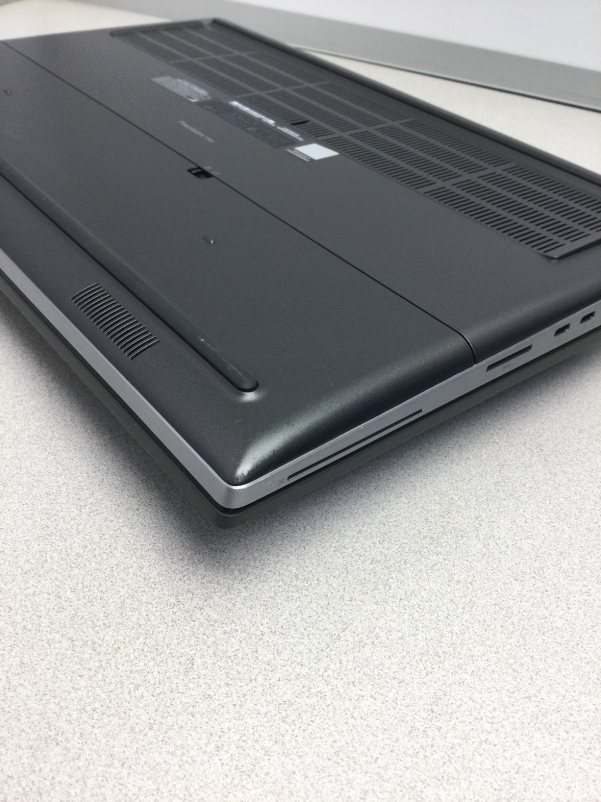 Dell Precision 7740 17.3″Core i7-9750H 48GB RAM 256 GB SSD 2.60GHz WIN 11 PRO