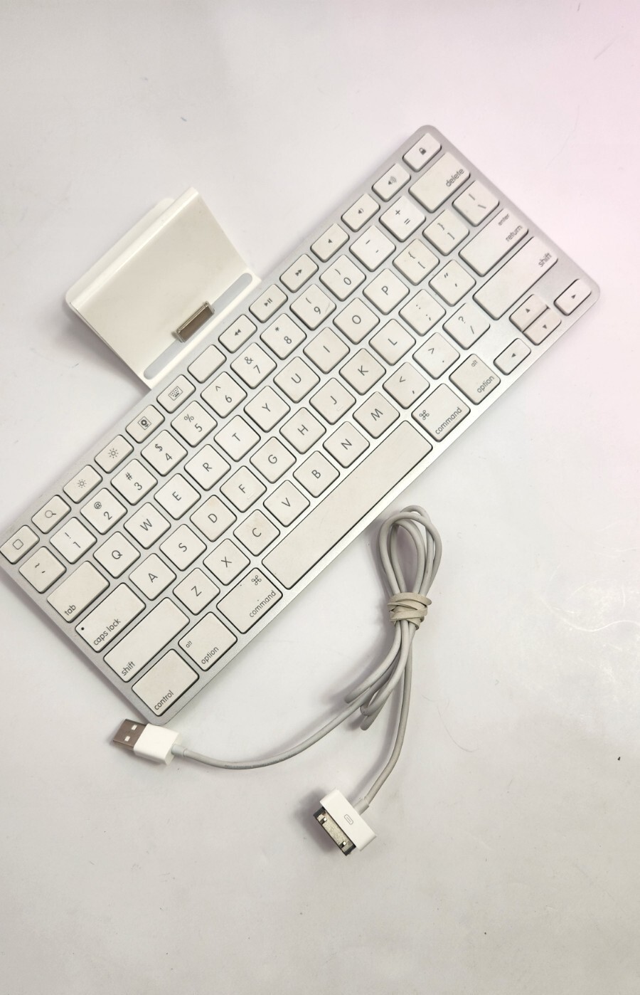 Apple – iPad Keyboard Dock – Model A1359 With Charger Cable ( Used )