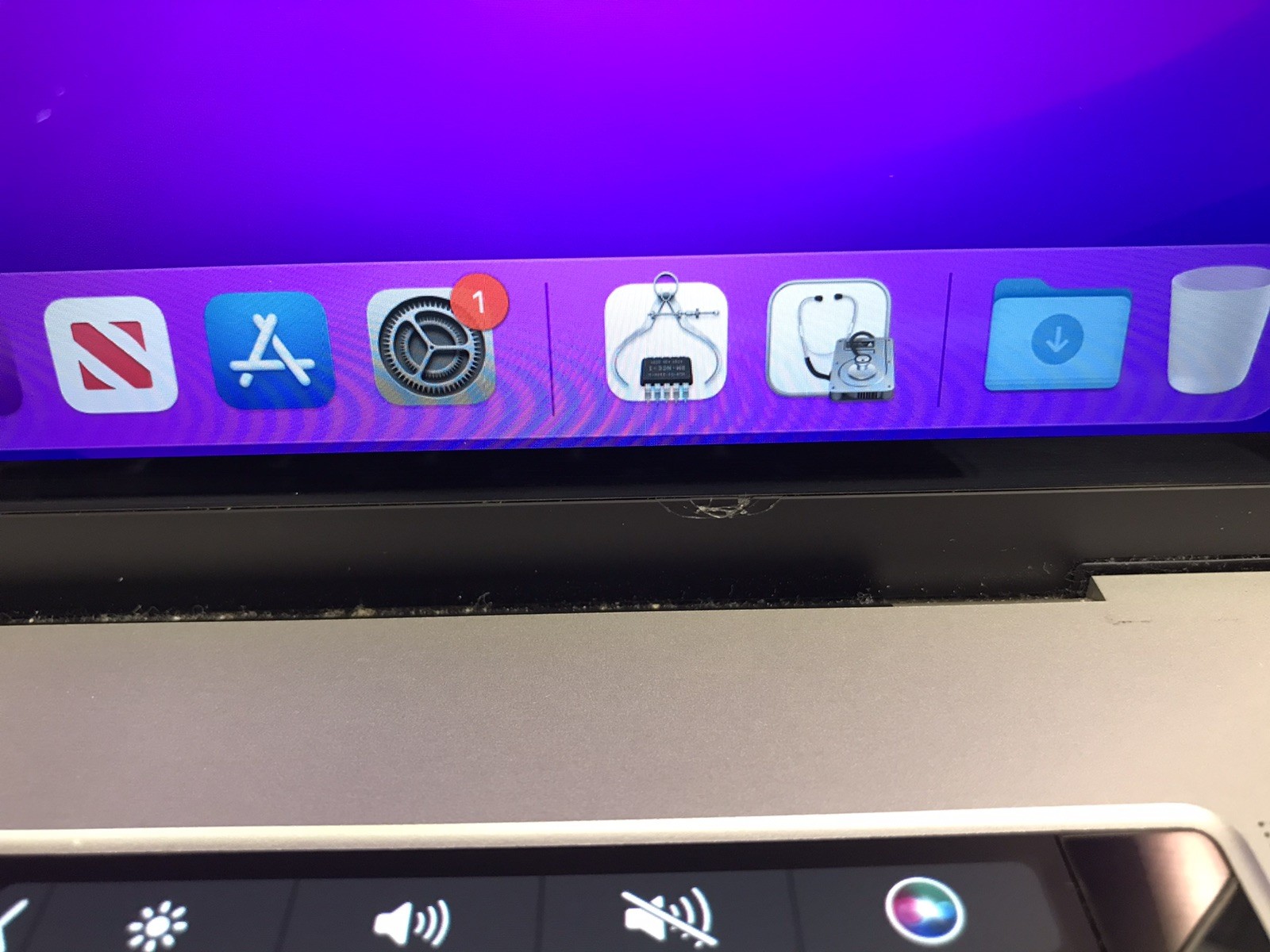 Apple MacBook Pro 2016 15″ A1707 i7 2.7GHz 16GB RAM 512GB SSD Gray – Decent