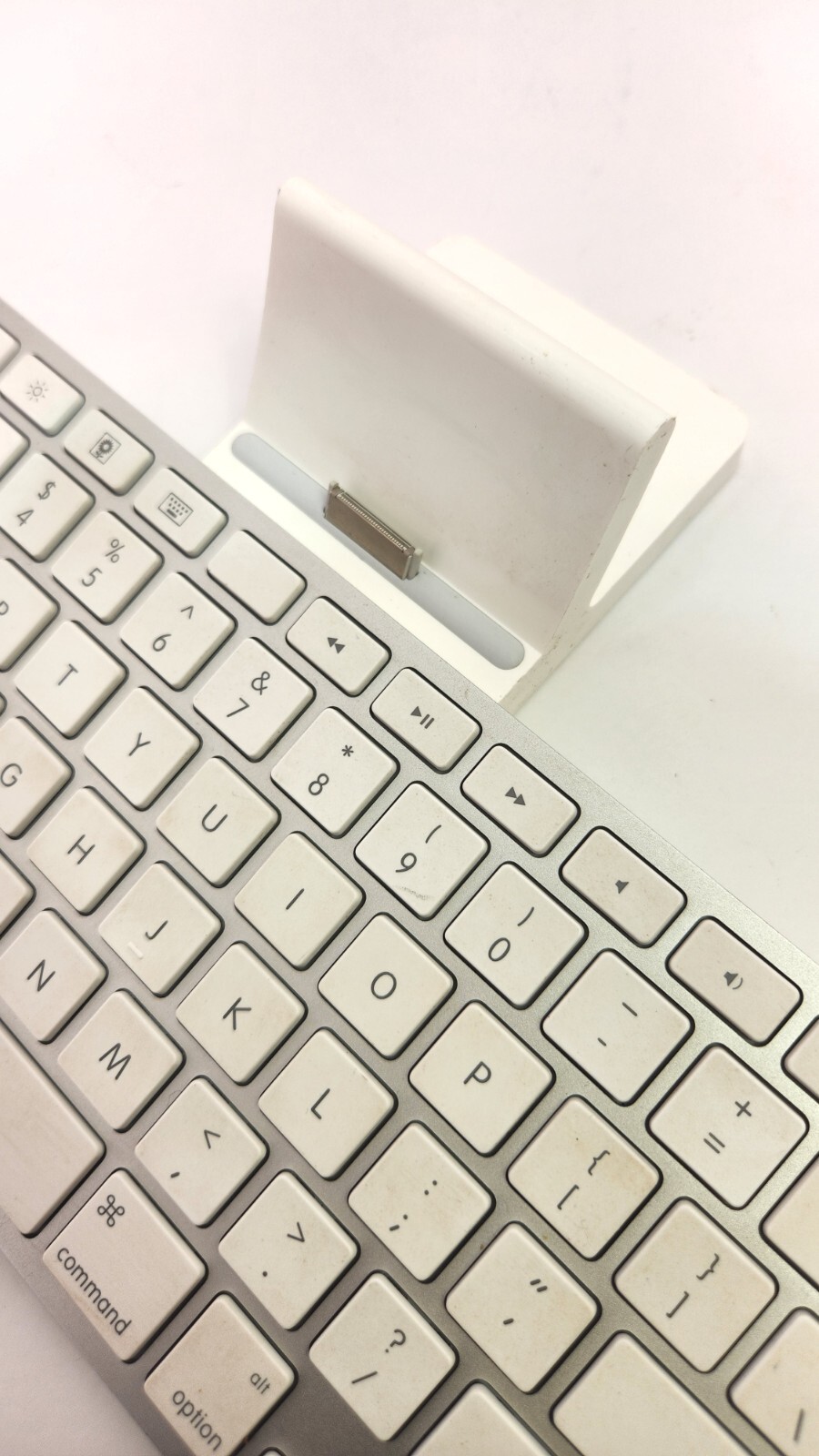 Apple – iPad Keyboard Dock – Model A1359 With Charger Cable ( Used )