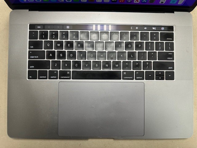 2016 Apple MacBook Pro 15″ Touch Bar i7 2.7ghz – Choose Specs – Average