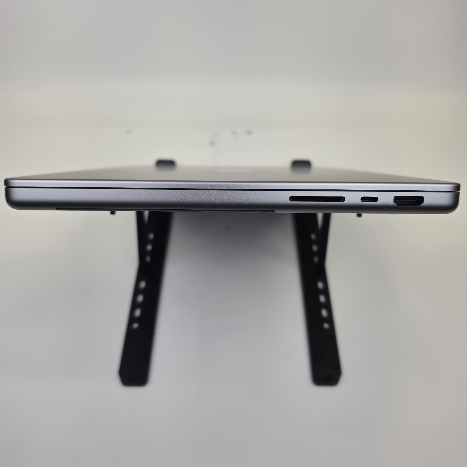 Apple MacBook Pro Mac(18,3) 14″ M1 Pro – 10C/16C 16GB 1TB Tahoe NO AC