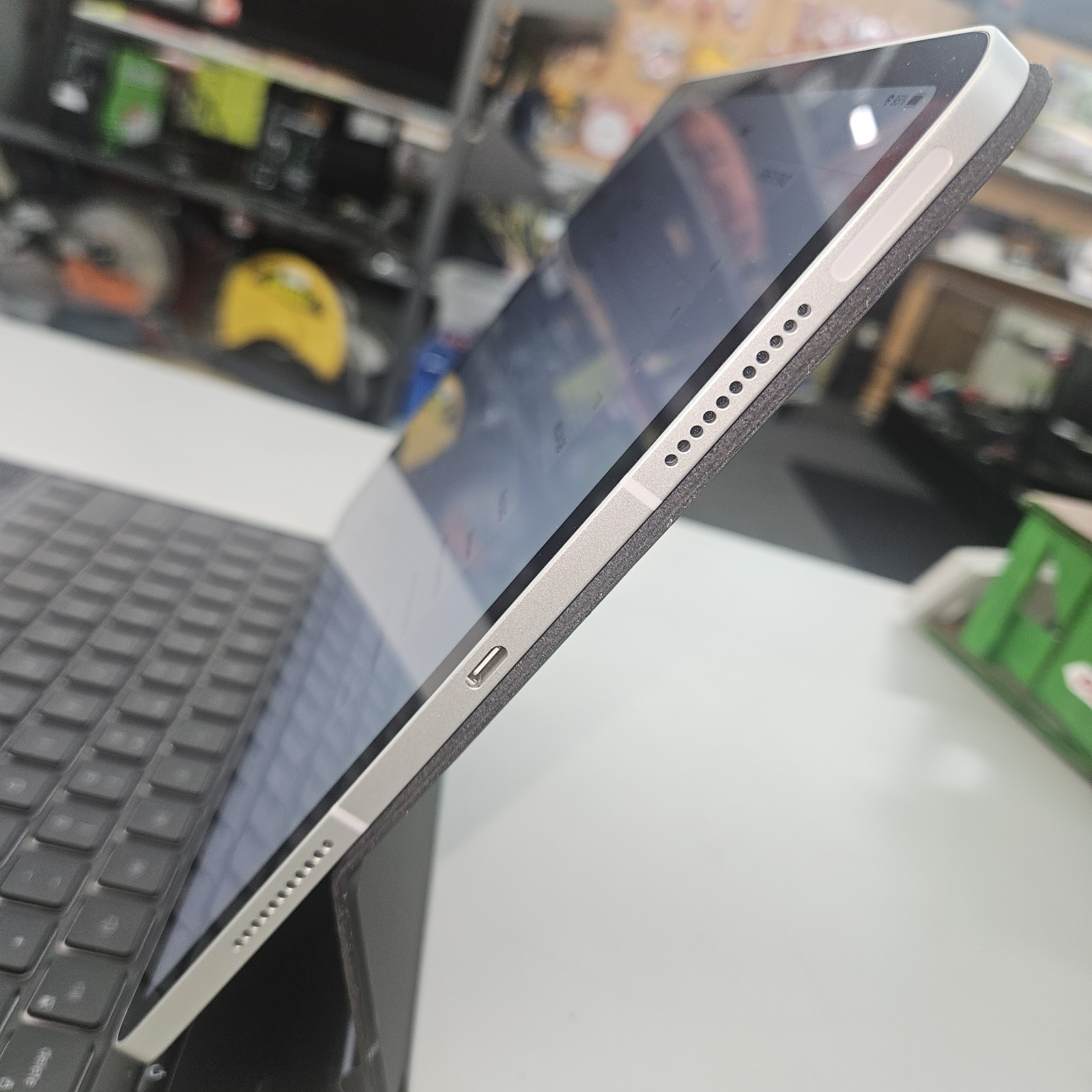 Apple iPad Pro 12.9 5th Gen 1TB Gray Cellular A2379 & Smart Keyboard 4889 uhg