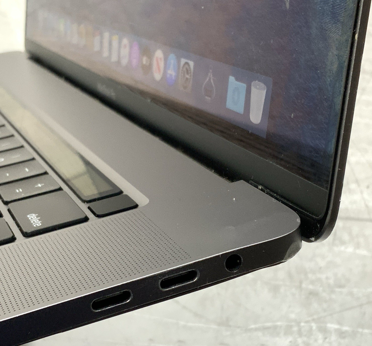 Apple Macbook Pro A2141 Intel i7-9750H 2.6GHz 512GB 16GB DDR4 Radeon Pro 5300M
