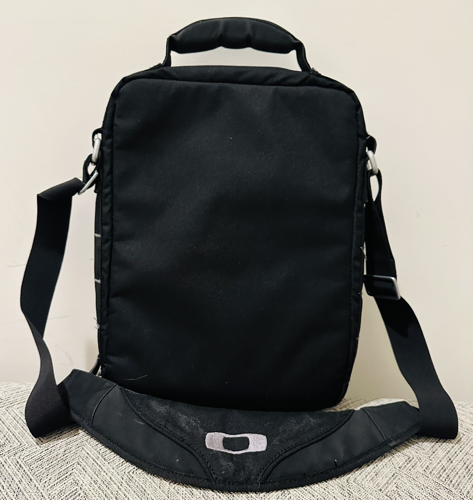 Oakley Black Vertical Computer Laptop Black Padded Messenger Bag Office