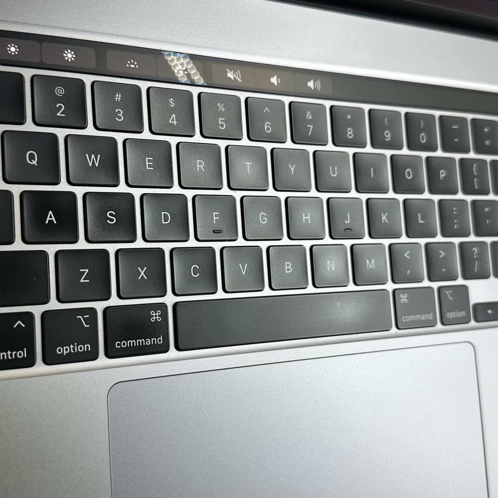 MacBook Pro 16 Touch Bar Gray 2019 i9 16GB 1TB SSD Radeon Pro 5500M Tinted LCD