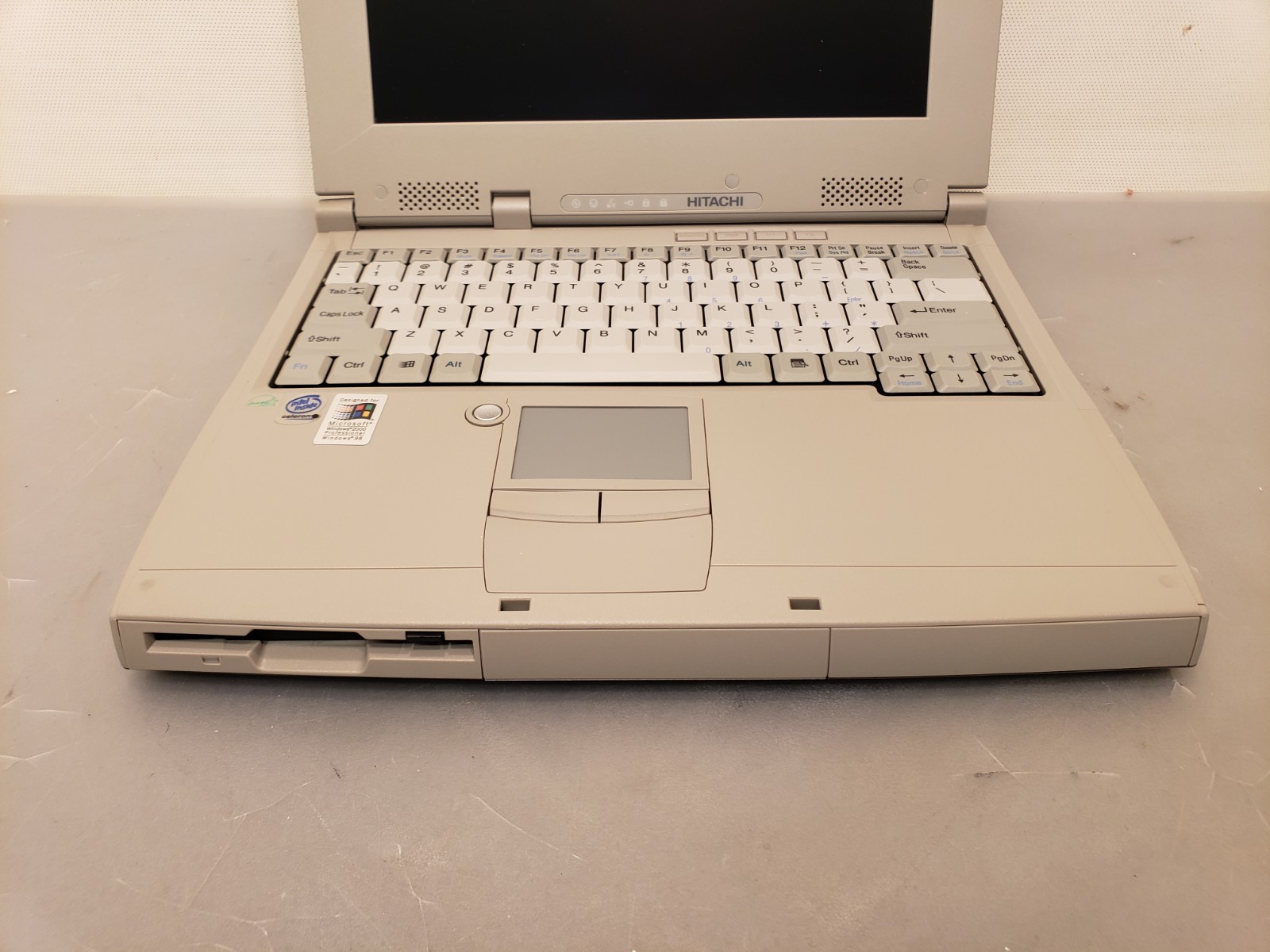 Vintage Rare Hitachi Flora 270GX 12.1″ Laptop Celeron 550MHz 64MB 10GB Win98