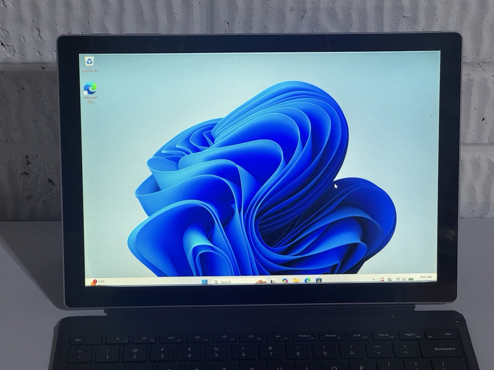 Microsoft Surface Pro 7 i5/16GB/256GB – Display Issue – AS/IS – PARTS & REPAIR