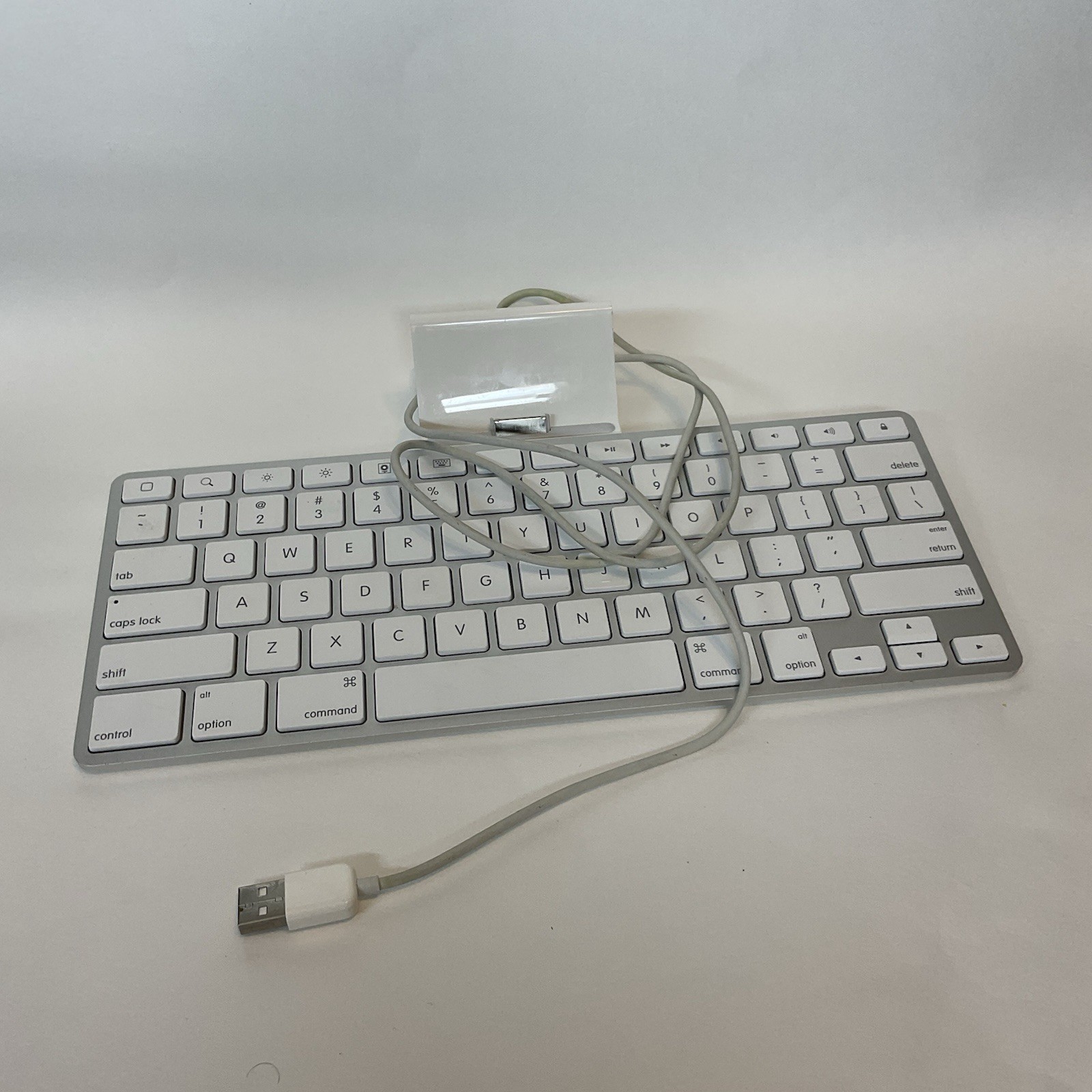 Apple OEM A1359 Keyboard Dock for Apple 30-pin Connector iPad iPhone MC533LL/A
