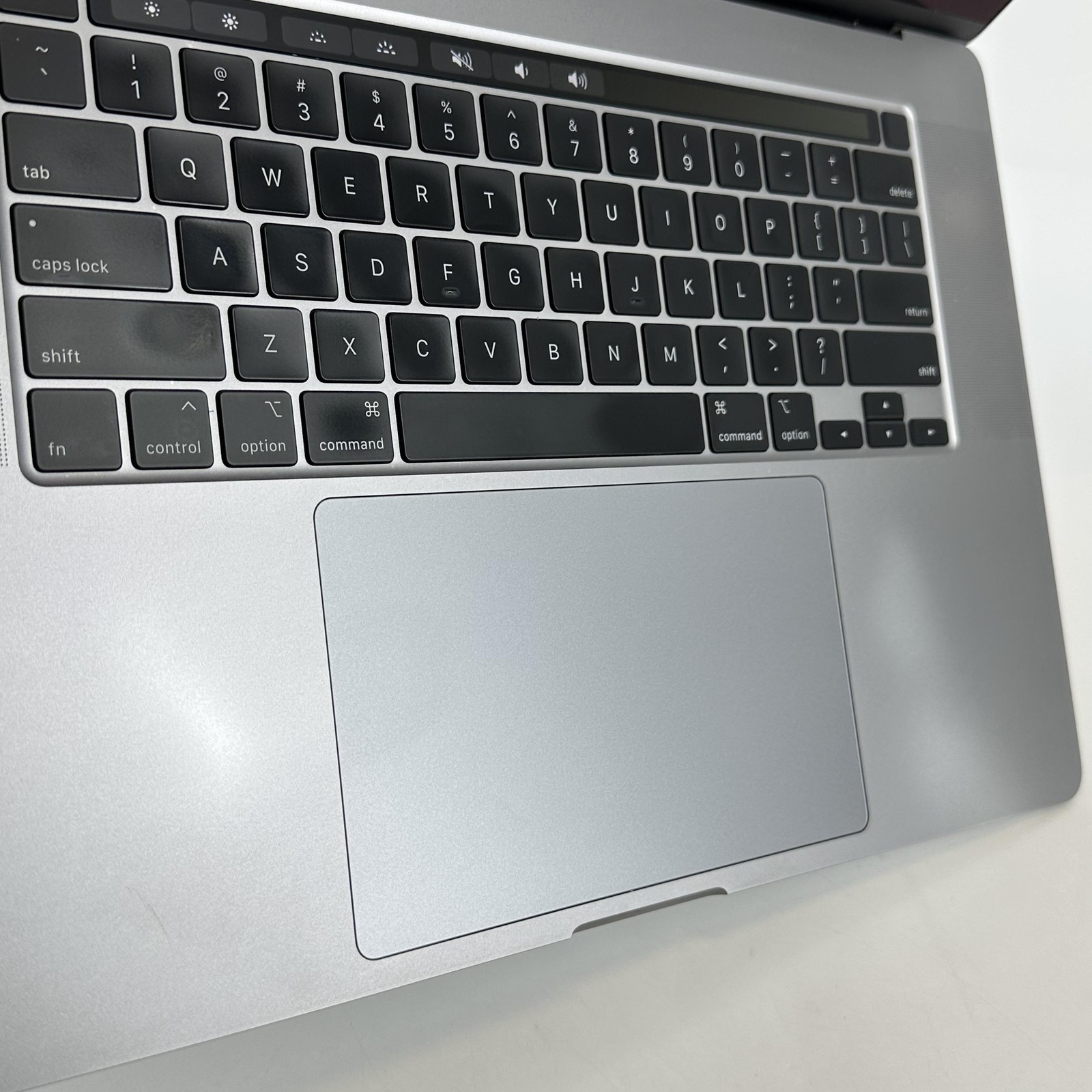 MacBook Pro 16 Touch Bar Space Gray 2019 2.4 GHz i9 32GB 1TB Radeon Pro 5500M