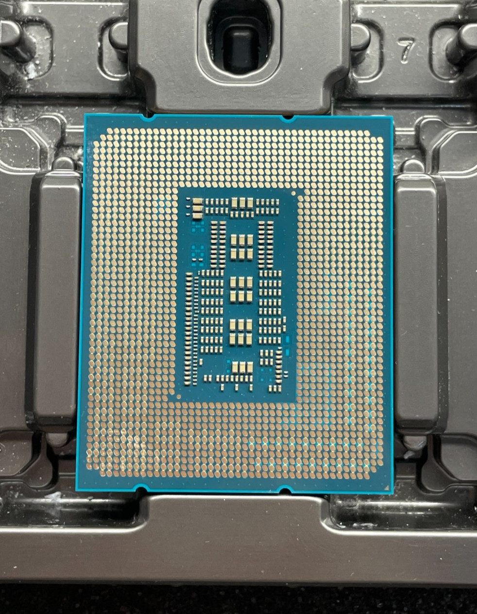 Intel Core i7-13700 5.20GHz 16-Core 30M LGA1700 i7 13700 CPU Processor SRMBA