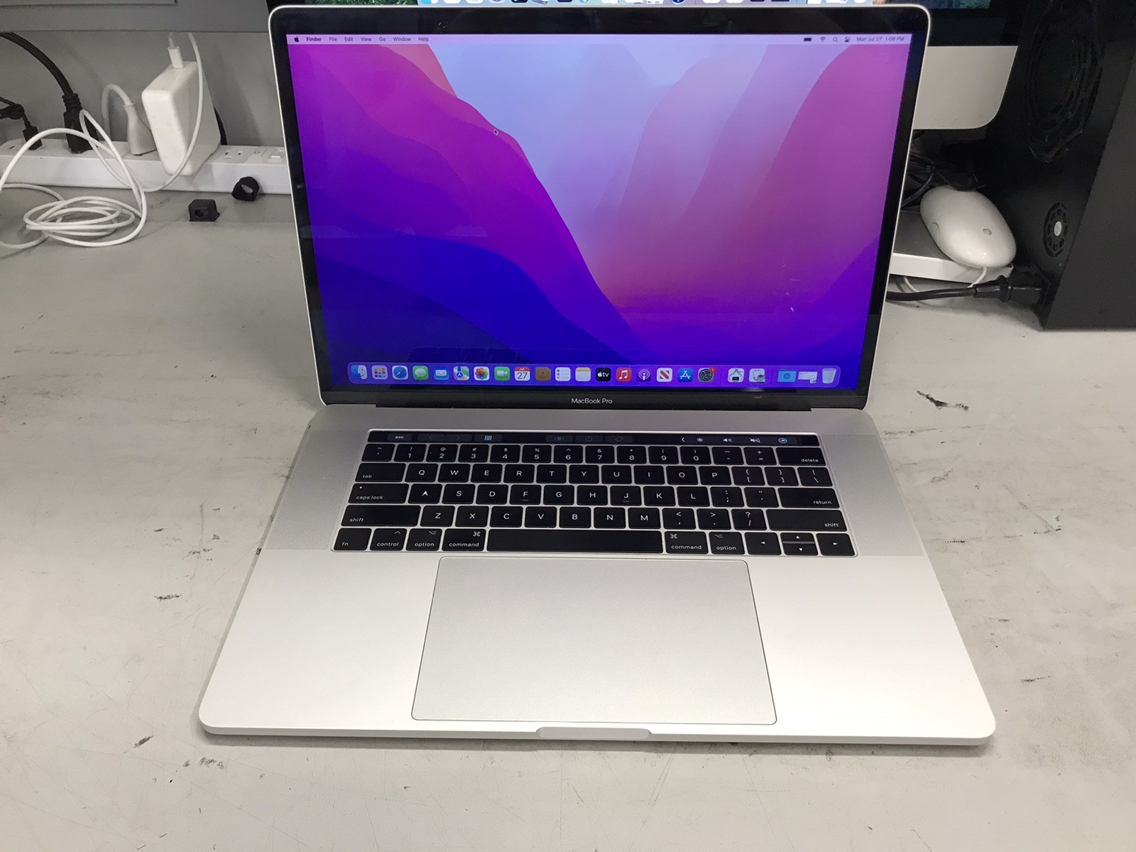 Apple MacBook Pro 2016 15″ A1707 i7 2.7GHz 16GB RAM 512GB SSD Gray – Decent