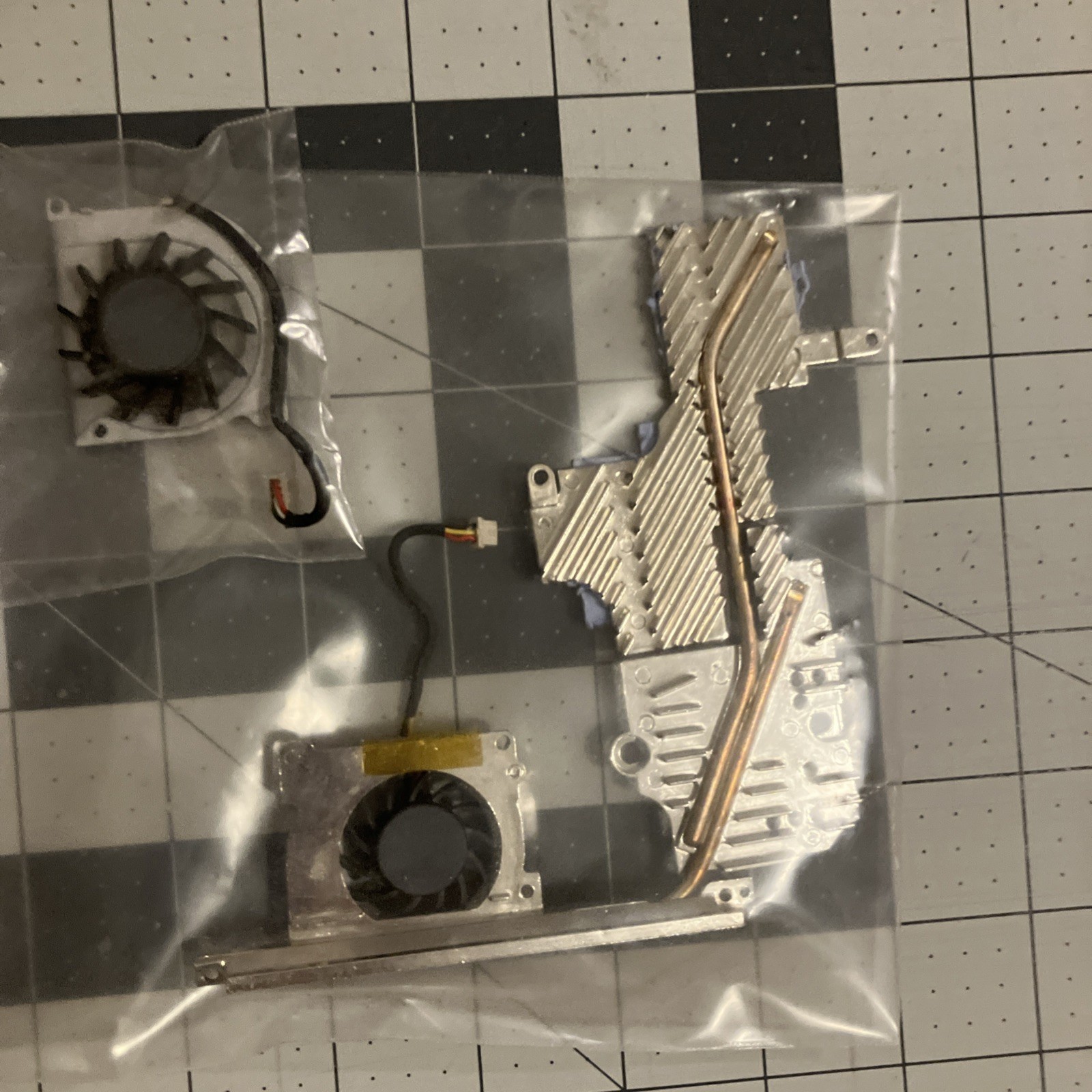 A1104 Aluminum PowerBook G4 12” 1.5 & Battery READ DESCRIPTION Flawed Fan Screen