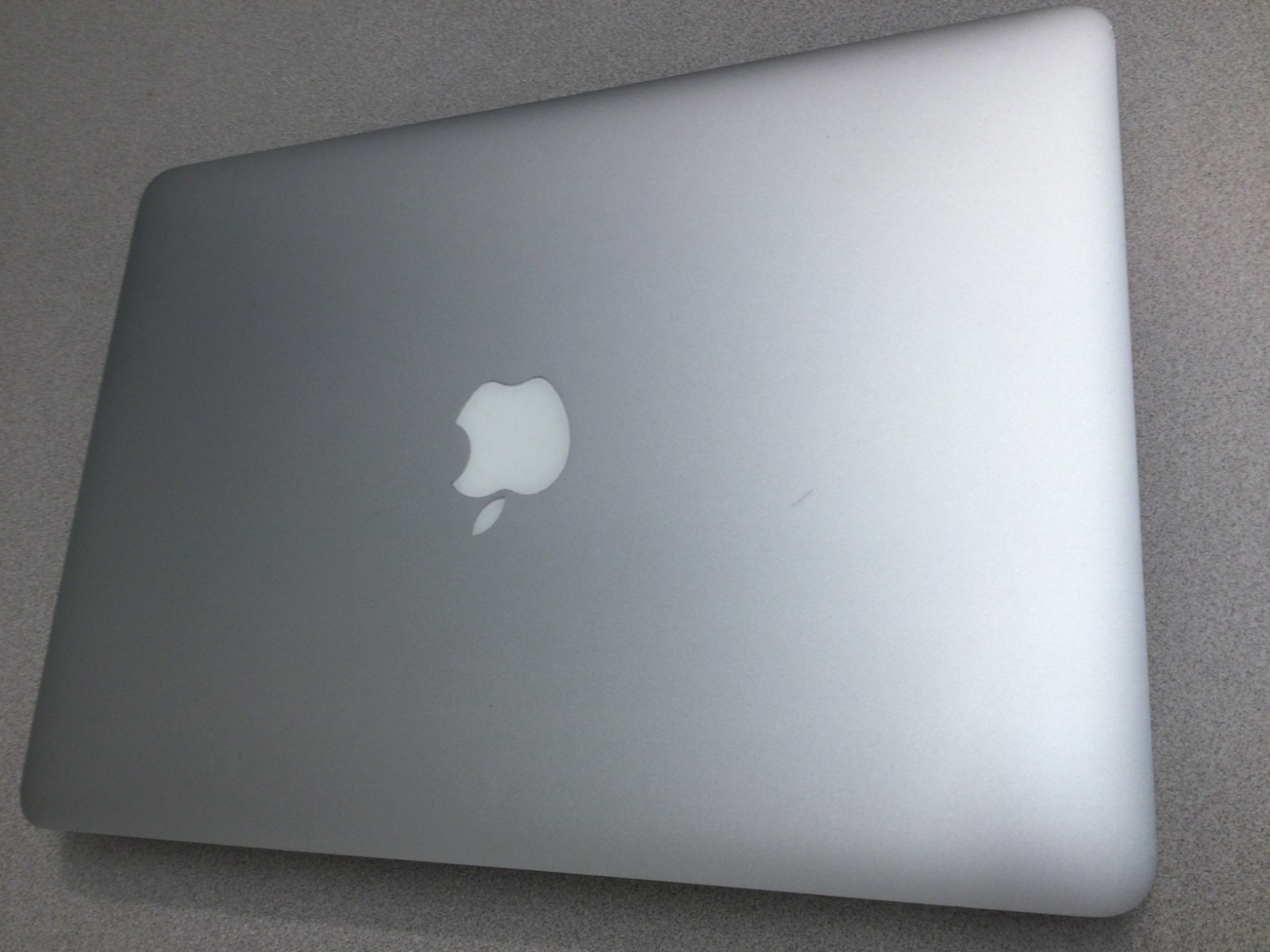 Apple MacBook Air 13.3″ 128 GB SSD, Intel Core i5 5th Gen., 1.6 GHz, 4 GB RAM