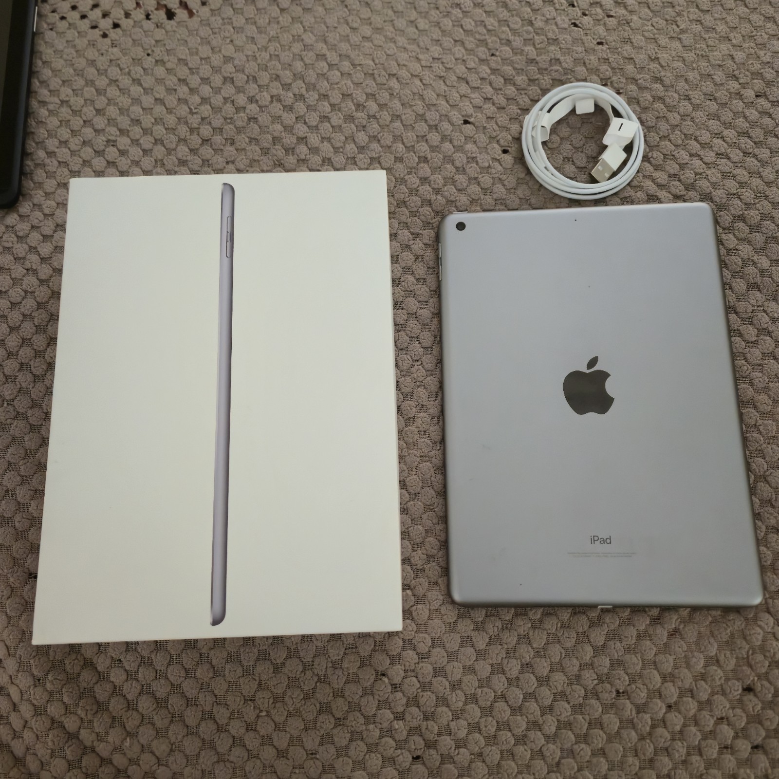 Apple iPad 6th Gen 9.7in 128GB Silver Wi‑Fi MR7J2LL/A iPadOS Lightning MINT