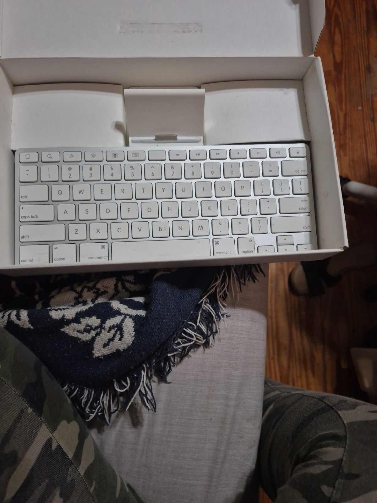 Apple iPad Keyboard Dock A1359 White Dock Connector QWERTY English