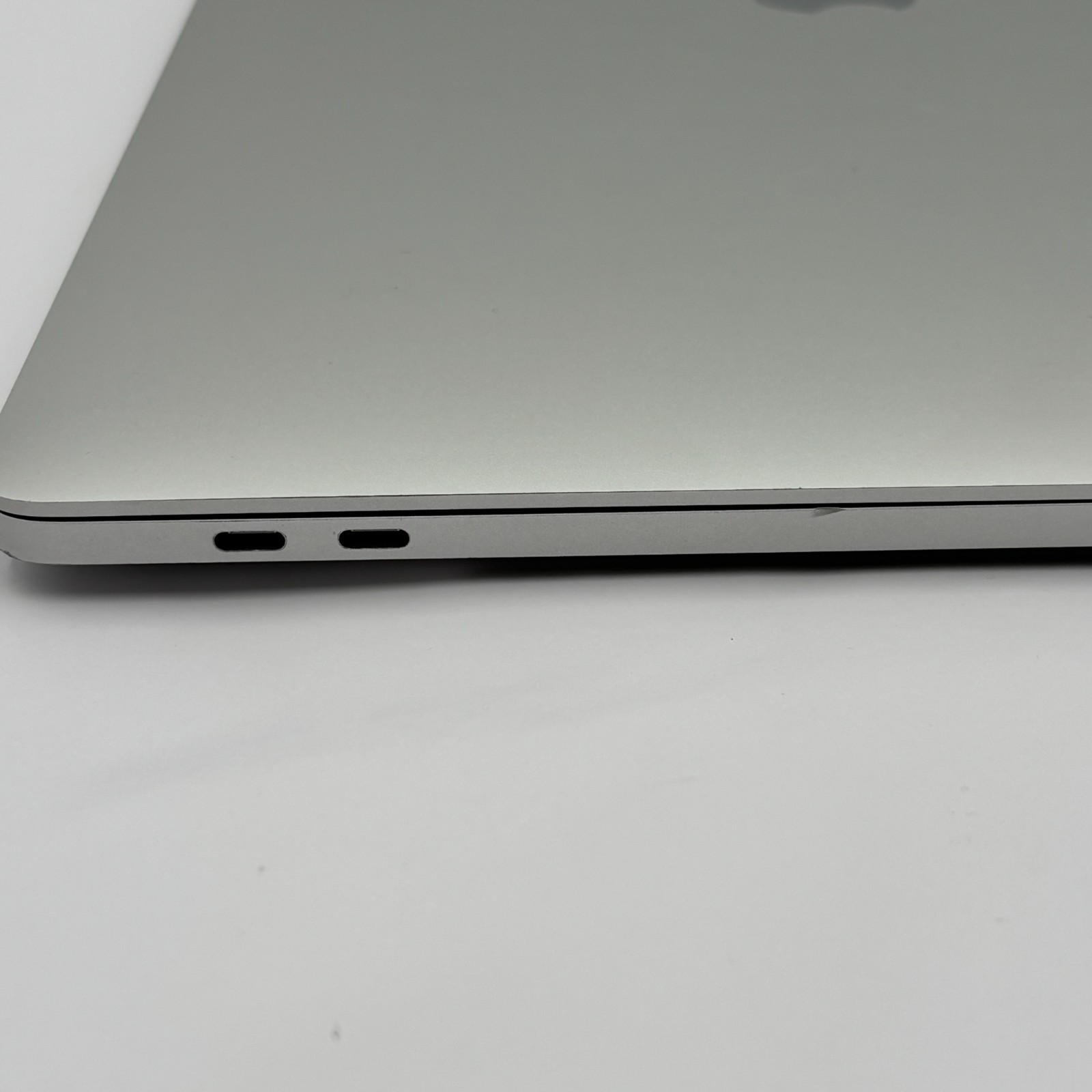 MacBook Pro 16″ i7 2.6/16GB/5300M 512GB – A2141 – Silver – Good Condition