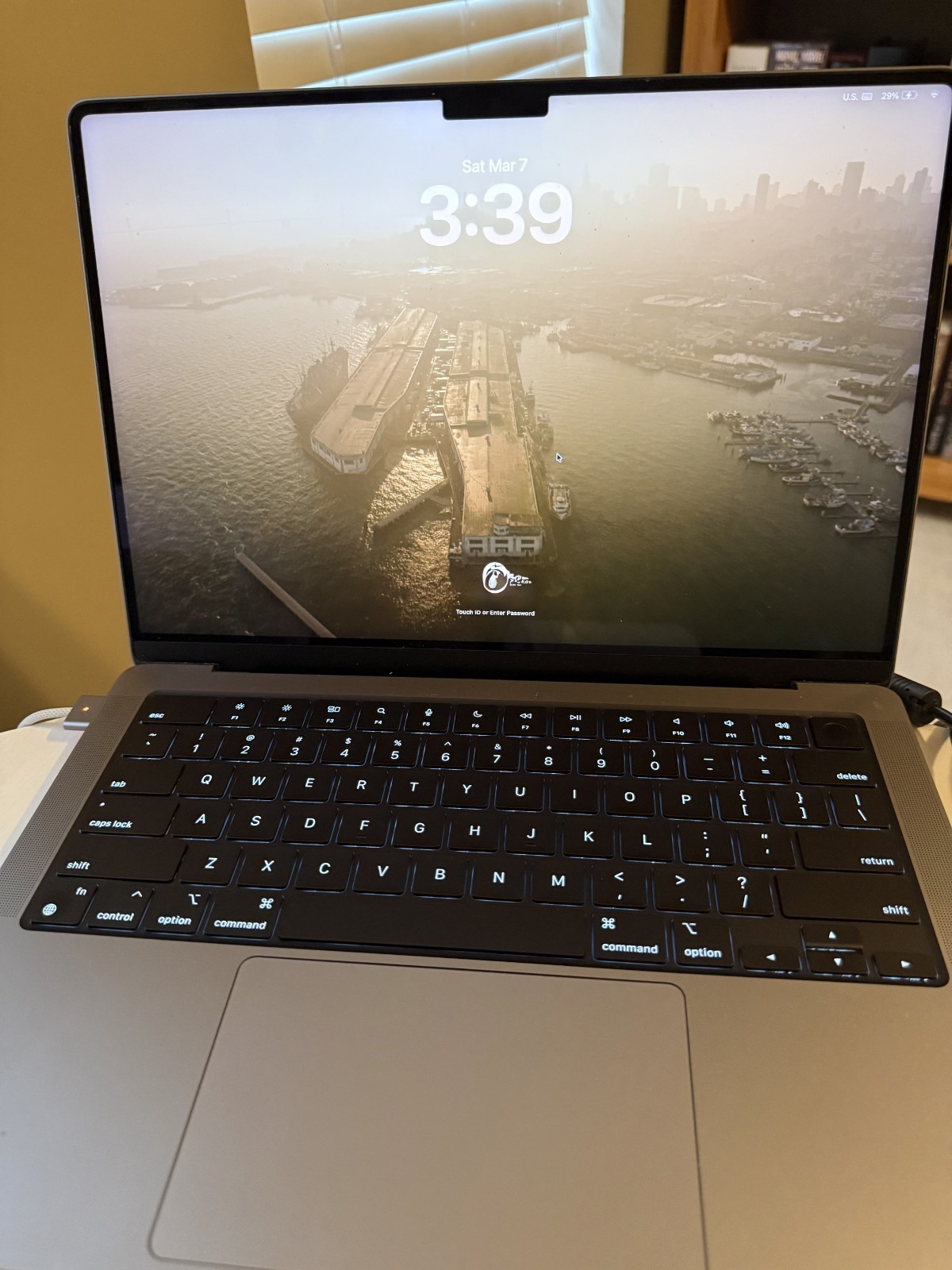 Apple MacBook Pro 14′ 2023 Silver M3 8-Core CPU 512 GB 8 GB 10-Core GPU Crashing