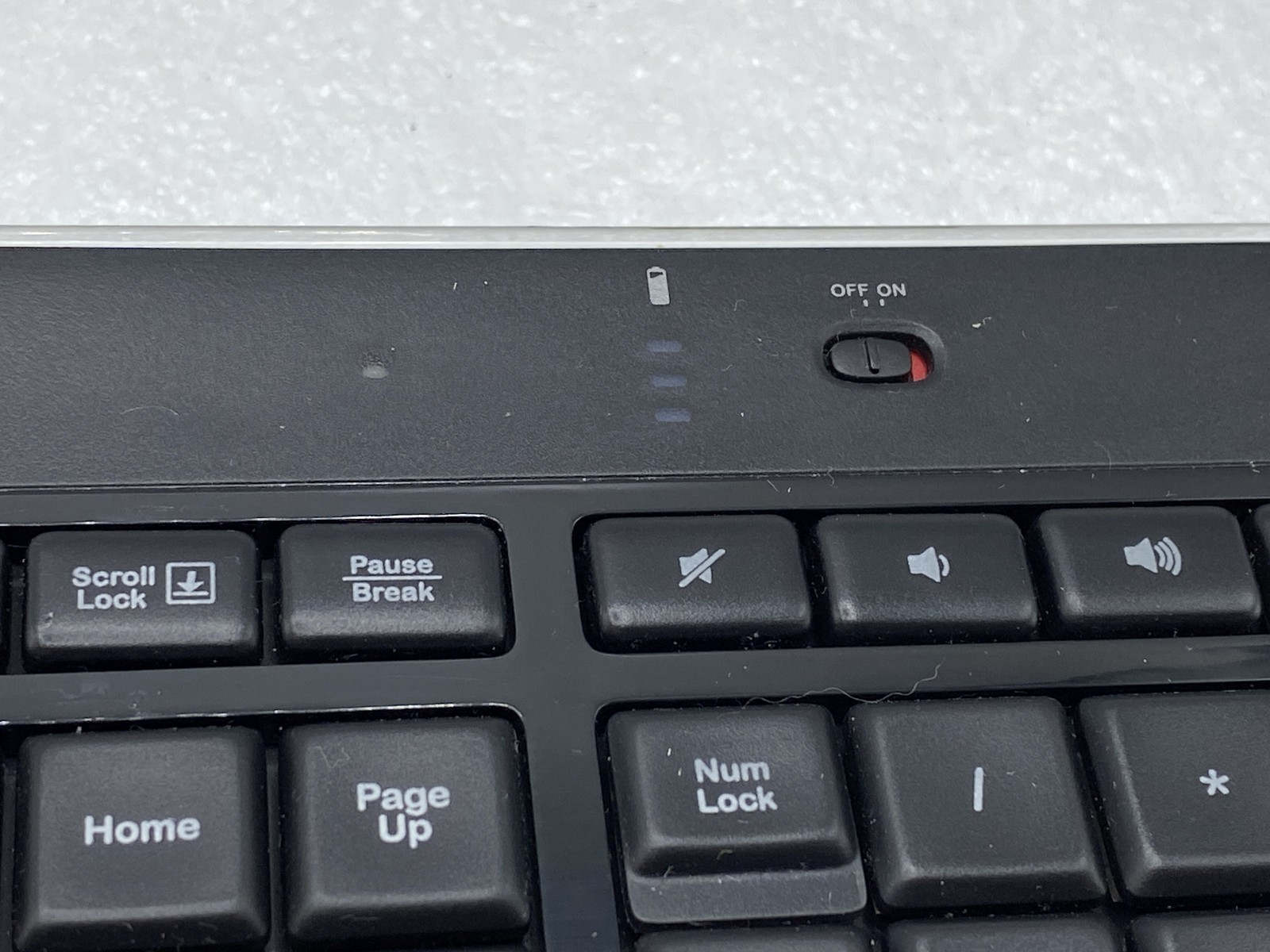 Logitech K800 (Y-R0011) Illuminated Wireless Keyboard – w/ USB RECIEVER FREE S/H