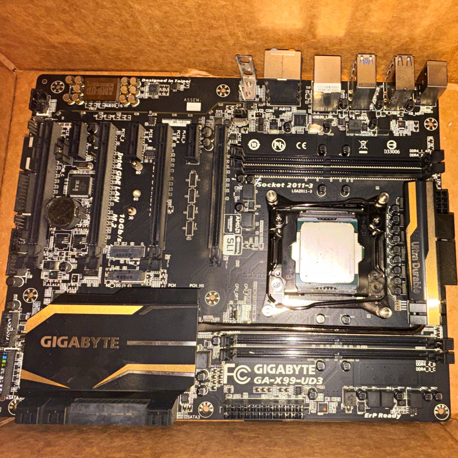 GIGABYTE GA-X99-UD3 ATX Intel LGA 2011-3 DDR4 w/ Intel Core I7 5820k 3.30 ghz