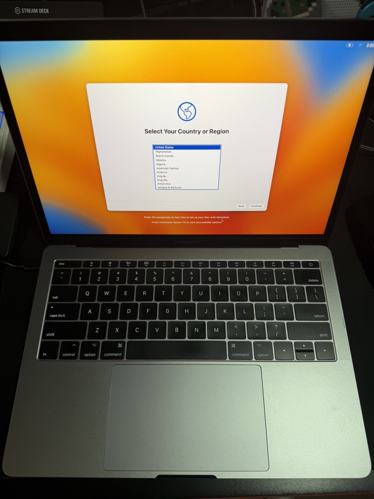 Apple MacBook Pro 13 in 2017 Space Gray/Intel Core i5 2.30 GHz, 256 GB 8 GB…