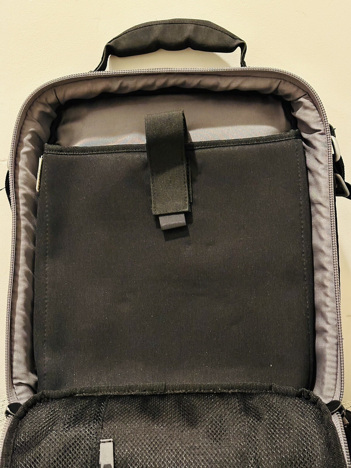 Oakley Black Vertical Computer Laptop Black Padded Messenger Bag Office