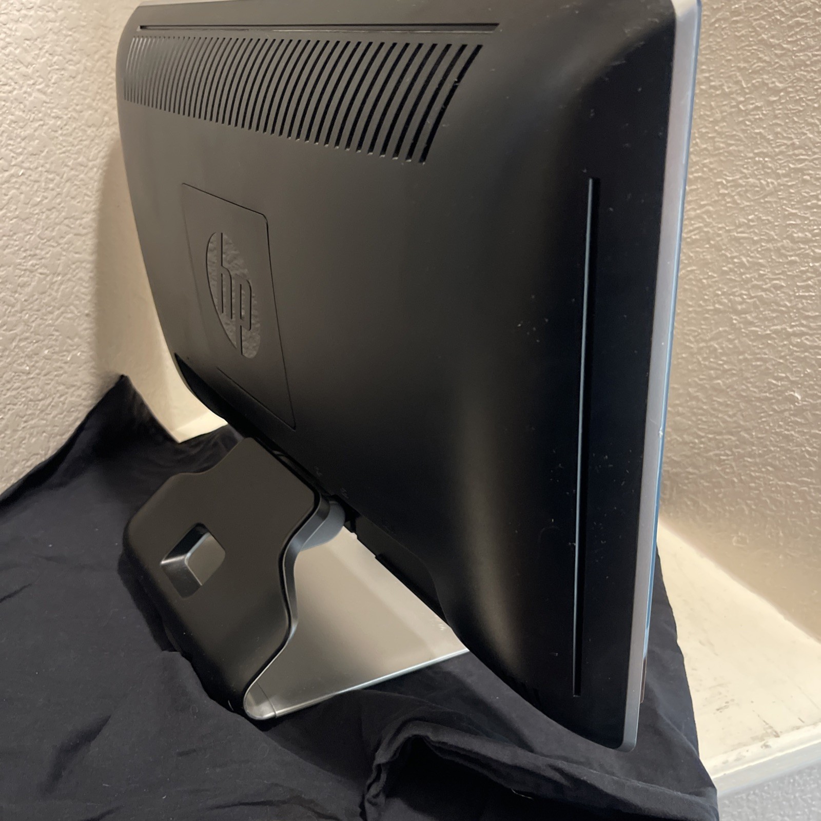 HP 2010i LCD HD Ready Monitor 20-inch/1600 X 900 VGA&DVI-D/Built-in Speakers