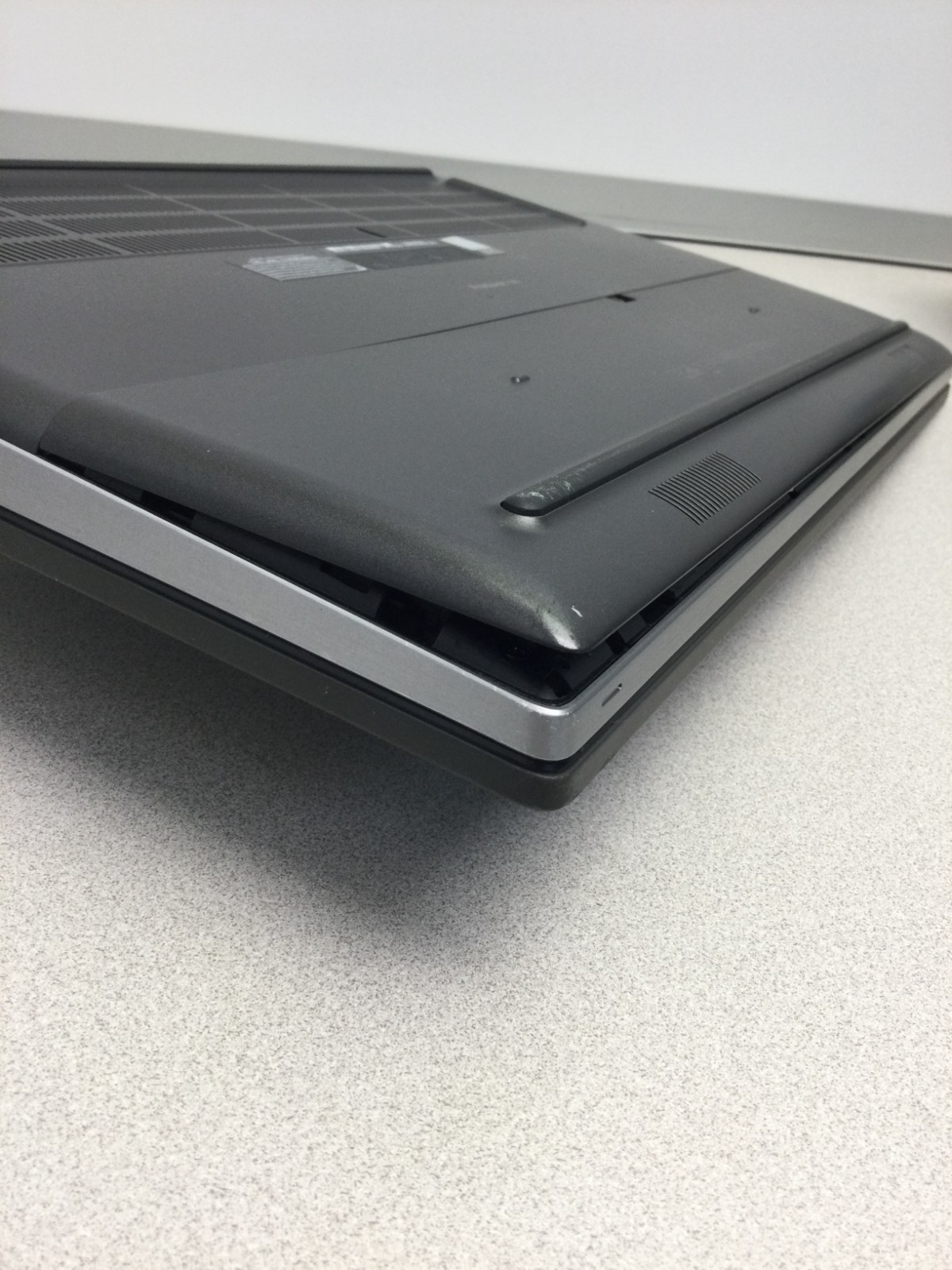 Dell Precision 7740 17.3″Core i7-9750H 48GB RAM 256 GB SSD 2.60GHz WIN 11 PRO
