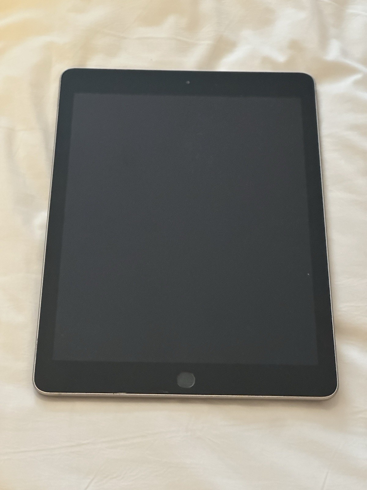Apple iPad (6th Generation) A1893 128 GB, Wi-Fi, 9.7 in – Space Gray