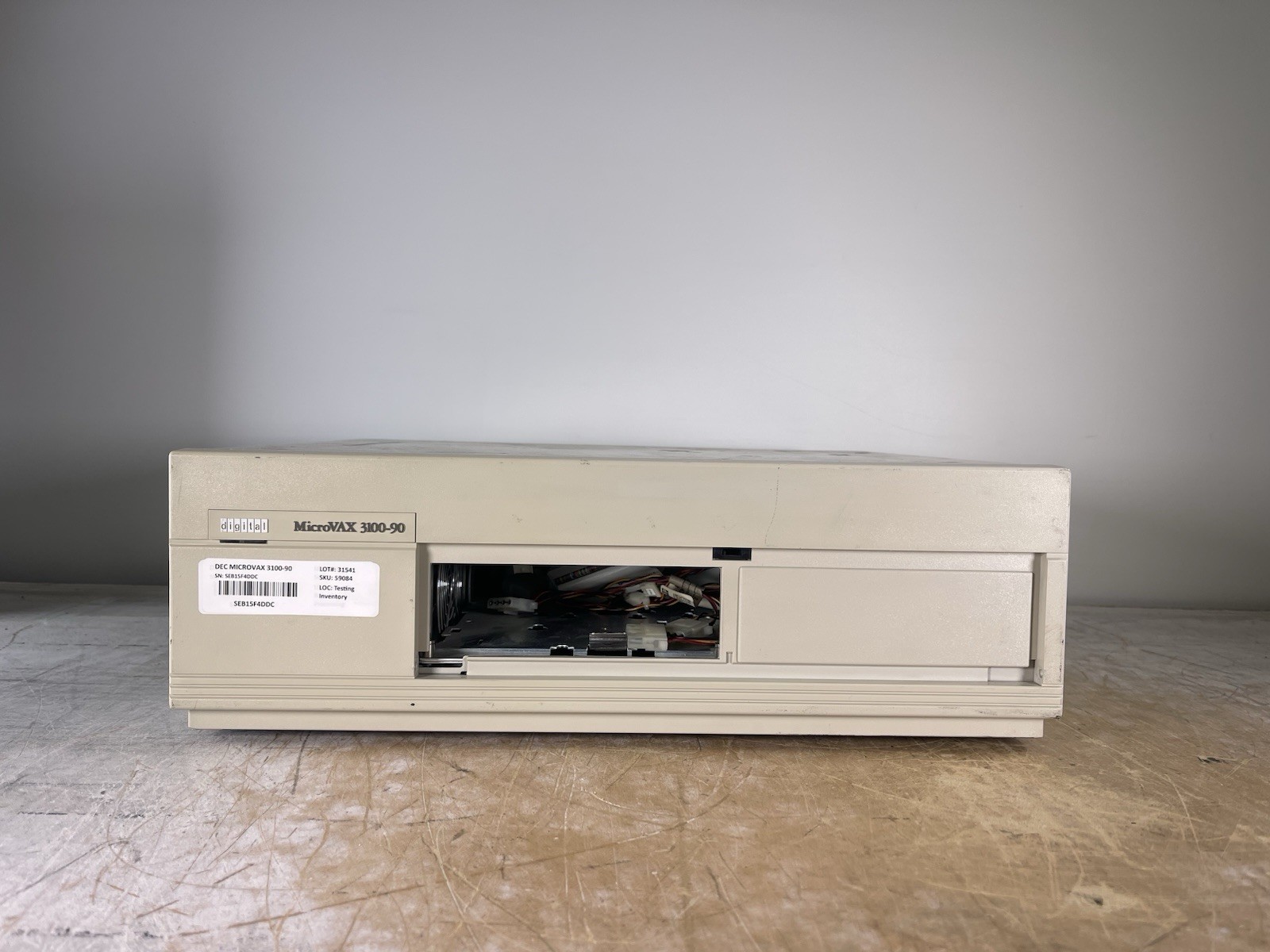 VINTAGE DEC MICROVAX 3100-90 NVAX @ 286MHZ/128MB RAM/NO HDD – (POWER TESTED)