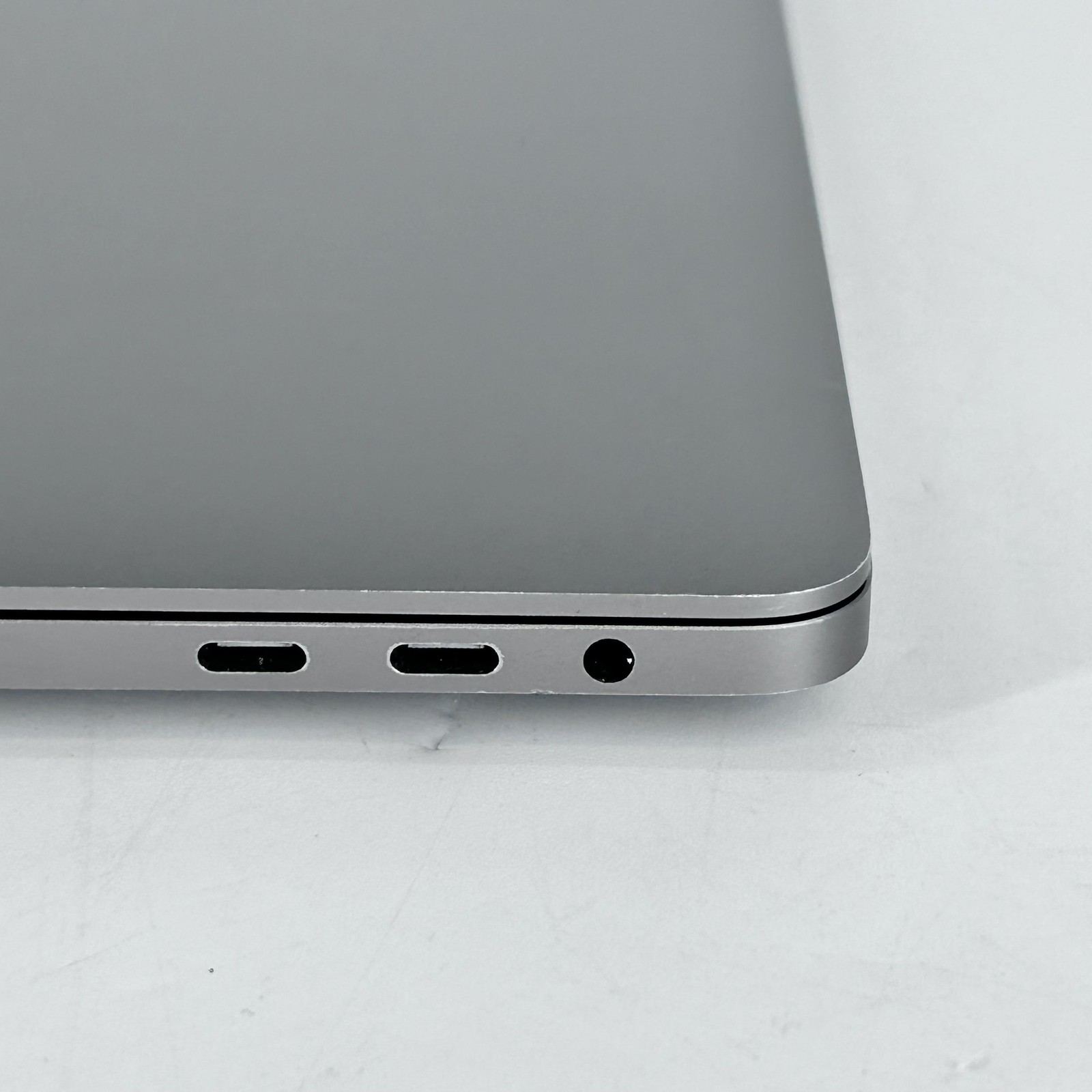 MacBook Pro 16 Touch Bar Space Gray 2019 2.3GHz i9 32GB 4TB SSD Radeon Pro 5500M