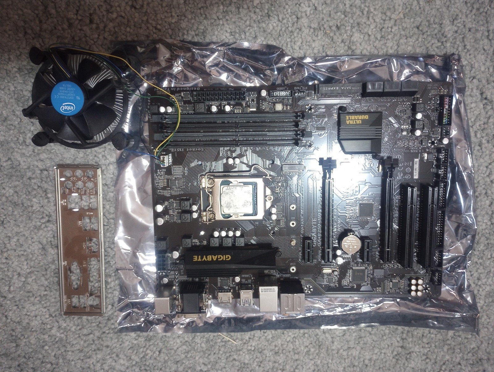 GIGABYTE B250-HD3 LGA1151 motherboard with Intel i3-7100 CPU
