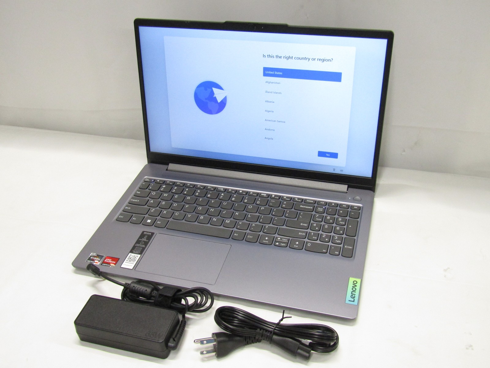 Lenovo IdeaPad Slim 3 15ABR8 2 GHz Ryzen 7 5825U 16GB RAM 512GB SSD 15.6″ Win 11