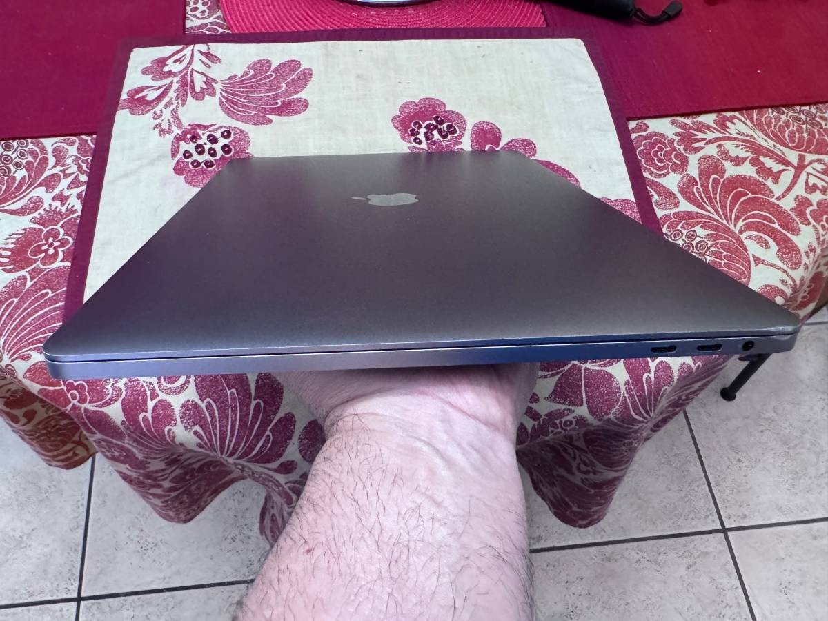 Apple MacBook Pro 2019 i9-9980H 16GB 1TB SSD Radeon Pro 5500M MVVM2LL/A A2141