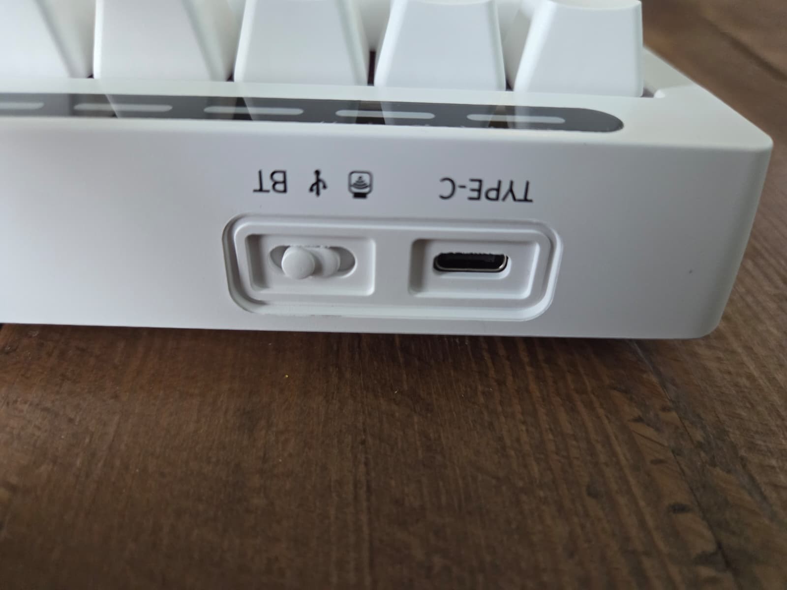 RECCAZR Keyboard – Open Source Customizable Wired Bluetooth Capable