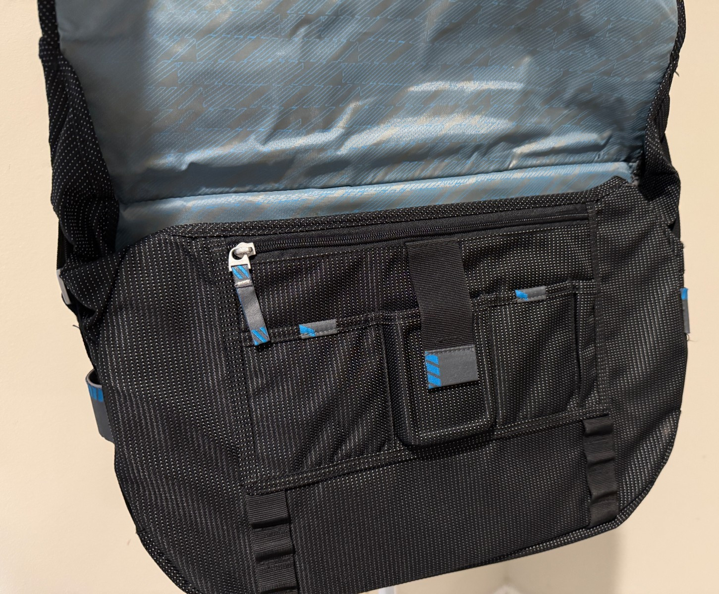 THULE Messenger Padded Transit Work Crossbody Laptop Black