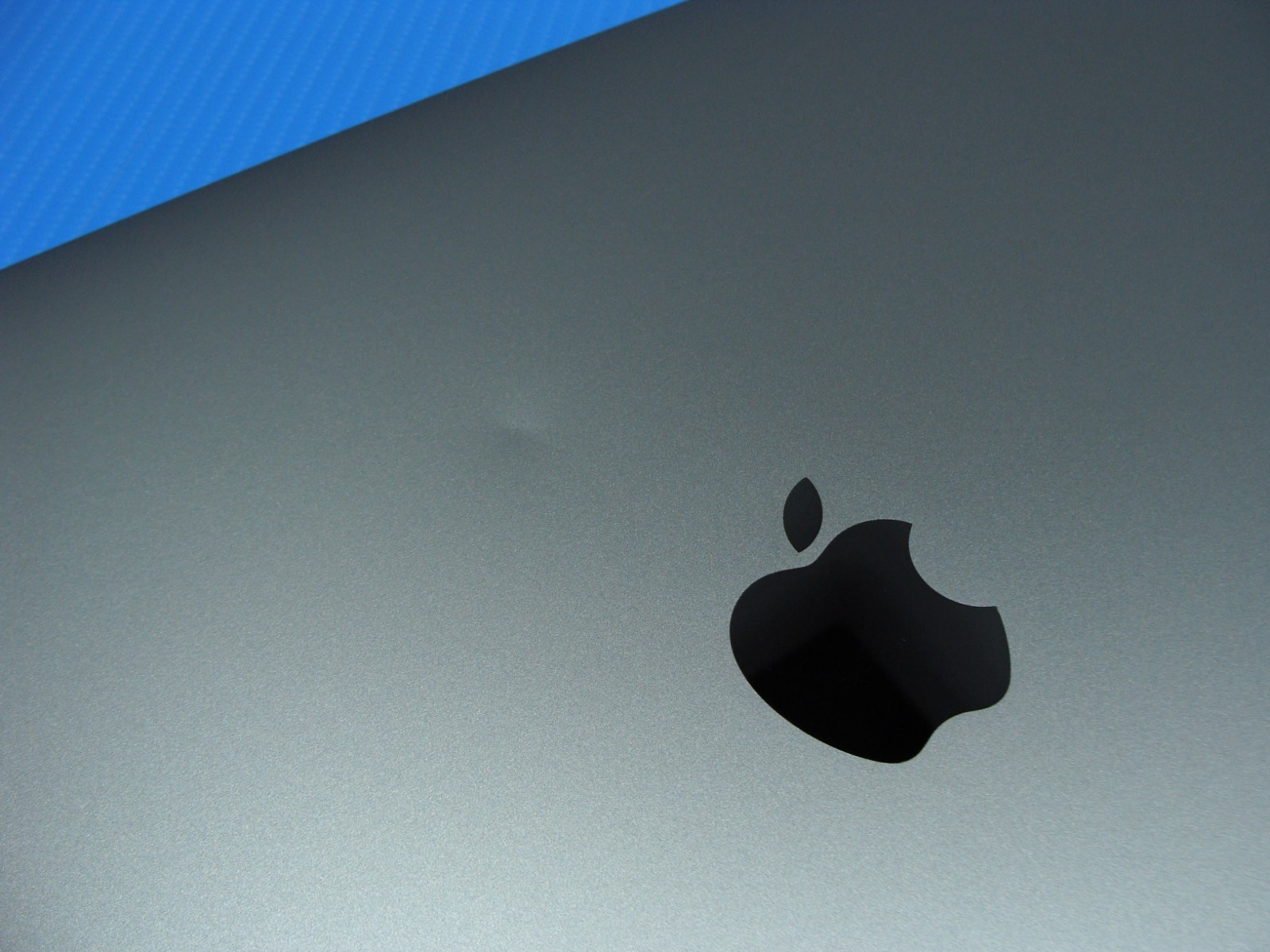 Apple MacBook Pro A1990 15″ (2018) i7-8750H 2.2GHz 16GB 512GB PRO 555X MR932LL/A