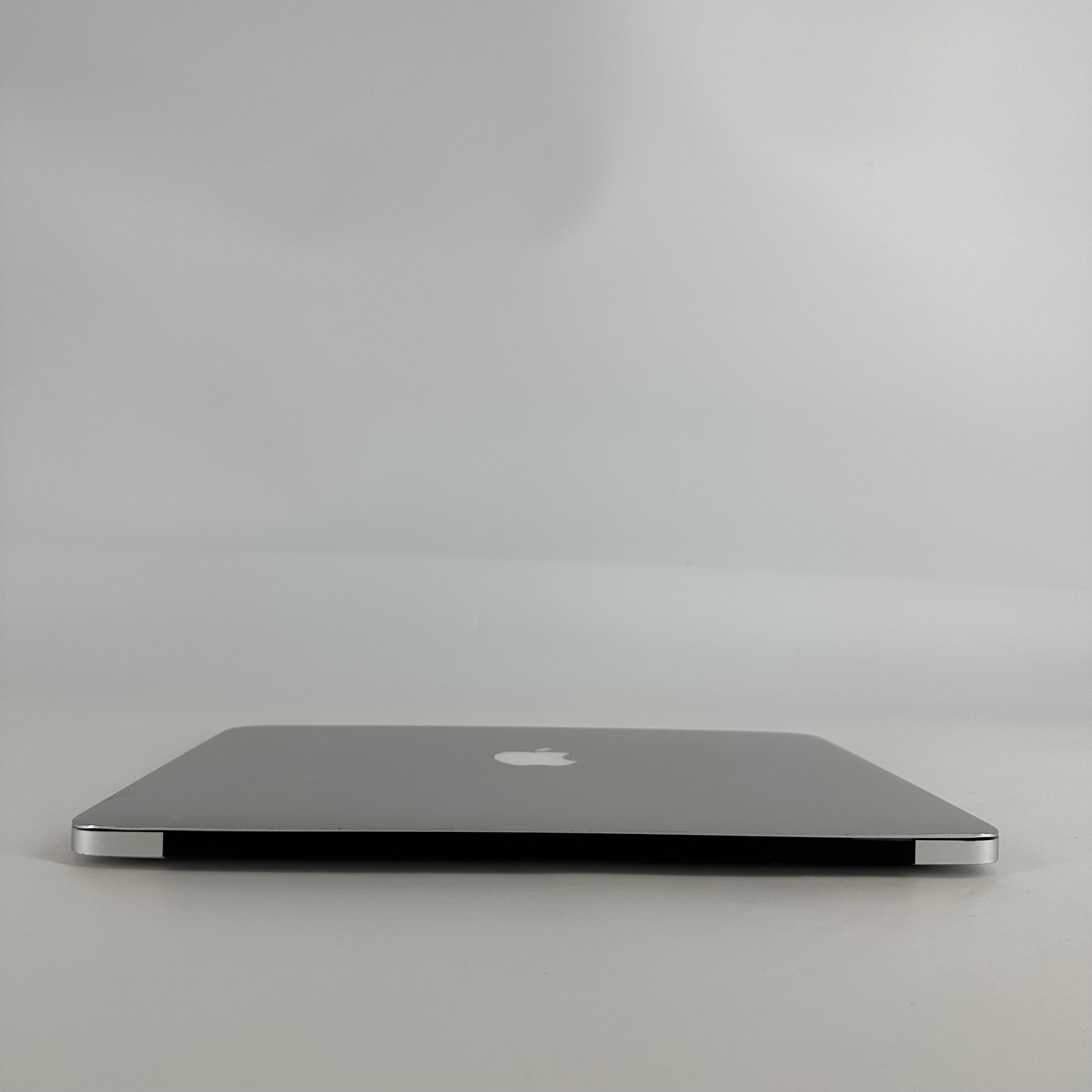 MacBook Air 13 Silver 2015 1.6 GHz Intel Core i5 5th Gen. 4GB 128GB Bent Frame