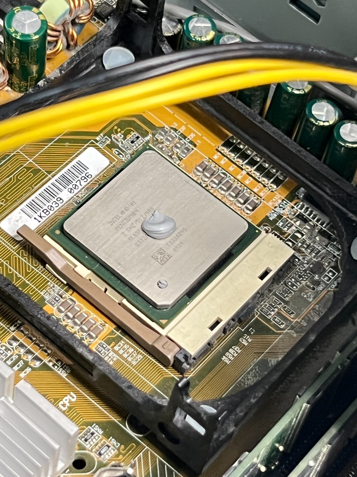 RARE GIGABYTE G-MAX Pentium 4 Gaming System – 2.0Ghz 384MB DDR Geforce 6200 AGP