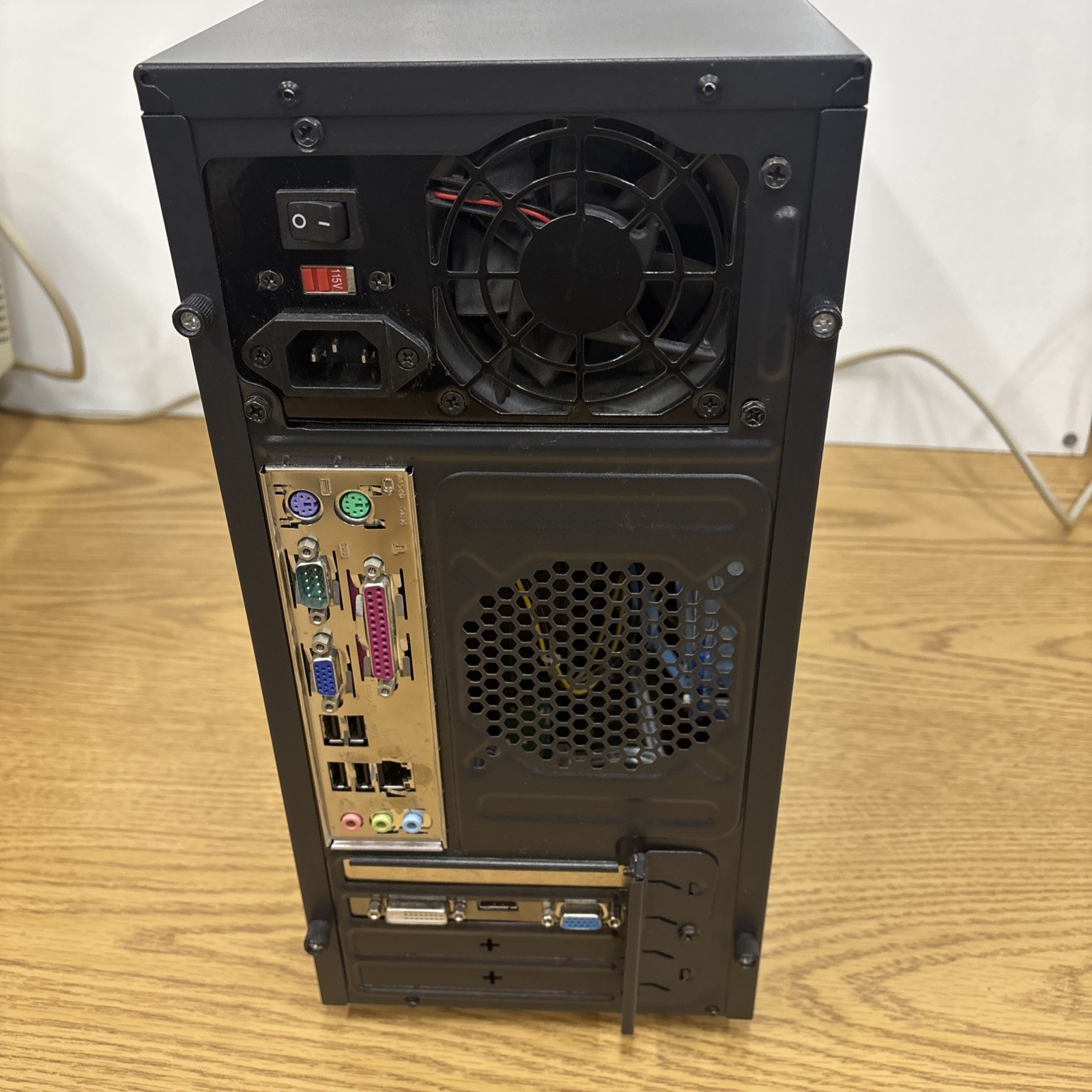 Custom Desktop PC ***Unknown Specs – Turns On***Parts/Repair