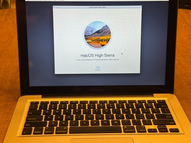 Apple MacBook Pro 13 in 2010 Silver/Intel Core 2 Duo 2.40GHz, 250 GB 4 GB NVIDIA