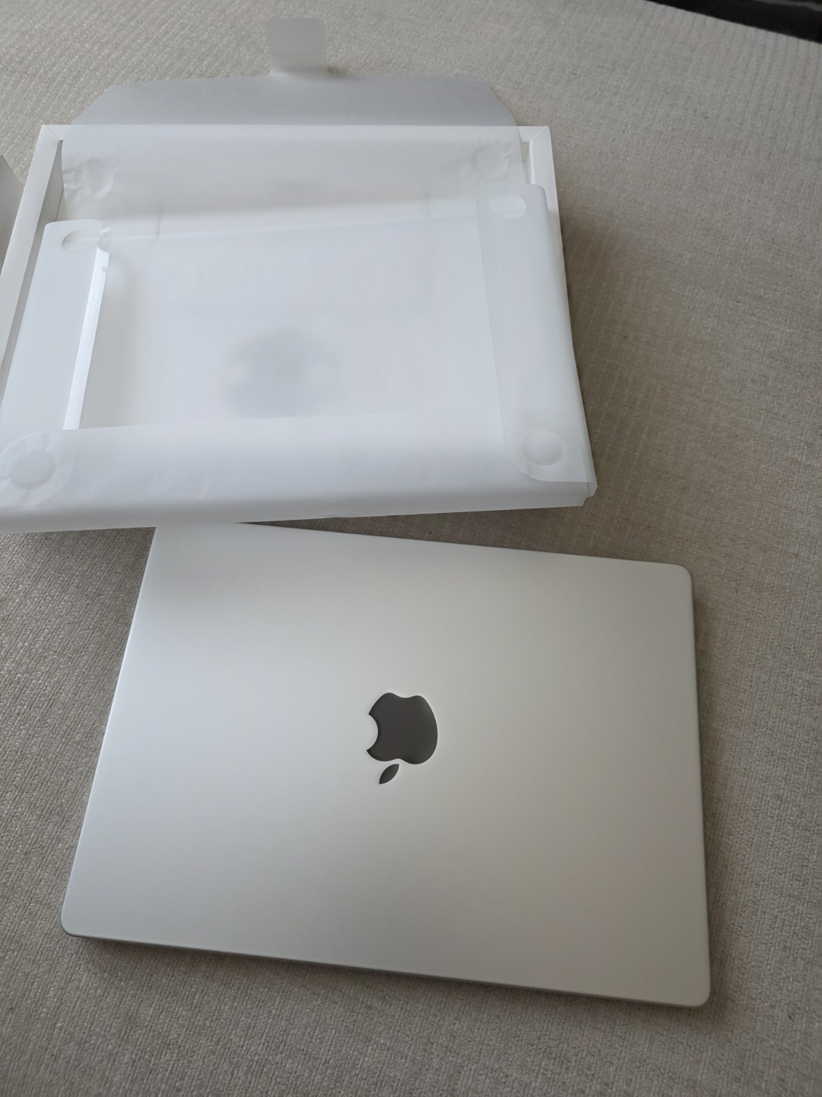 Apple MacBook Pro 14-inch M4 Pro 14-Core CPU 20-Core GPU 24GB RAM 1TB SSD – READ