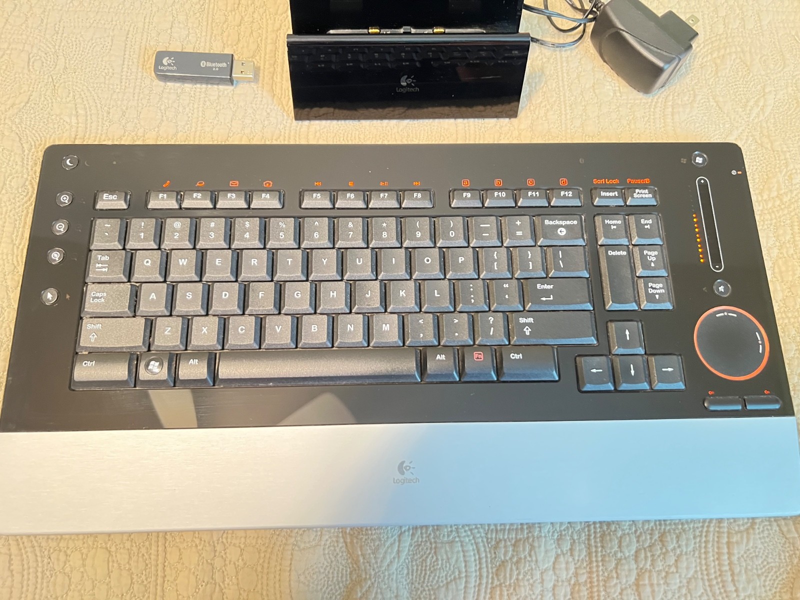 Logitech DiNovo Edge Wireless Bluetooth Keyboard & Charging Dock Y-RAY81 Used