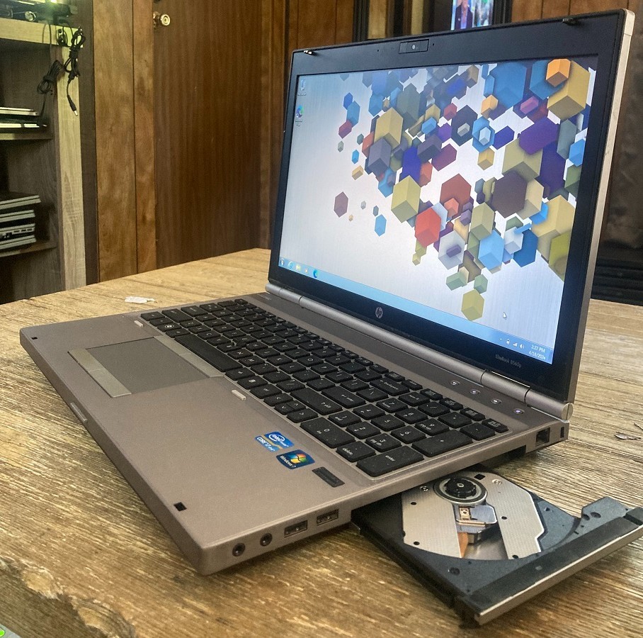 15.6″ HP 8560/70 Vintage Windows 7 Pro i3 2ghz 4gb 250gb DVDRW Serial Port