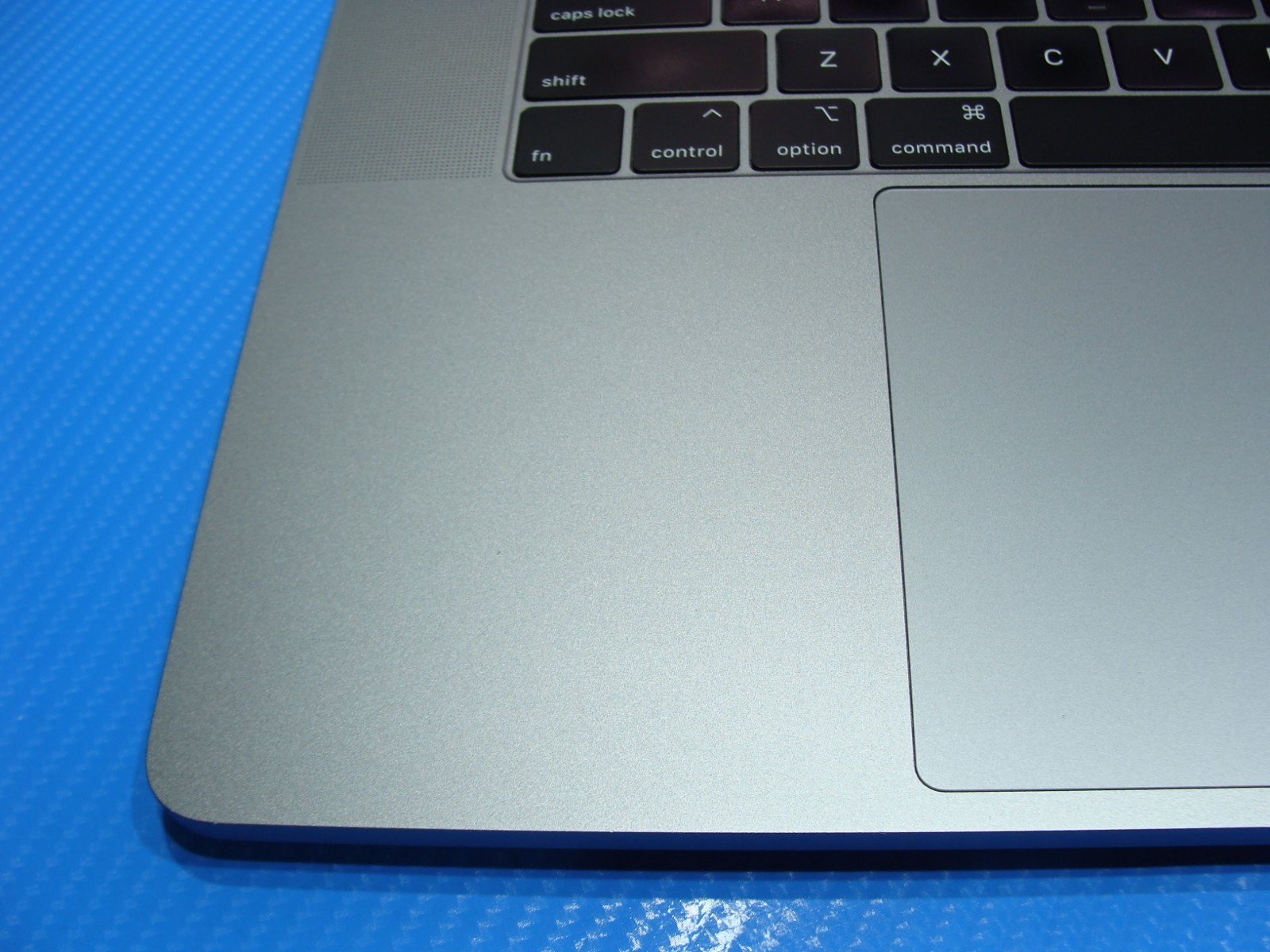 Apple MacBook Pro A1990 15″ (2018) i7-8750H 2.2GHz 16GB 512GB PRO 555X MR932LL/A