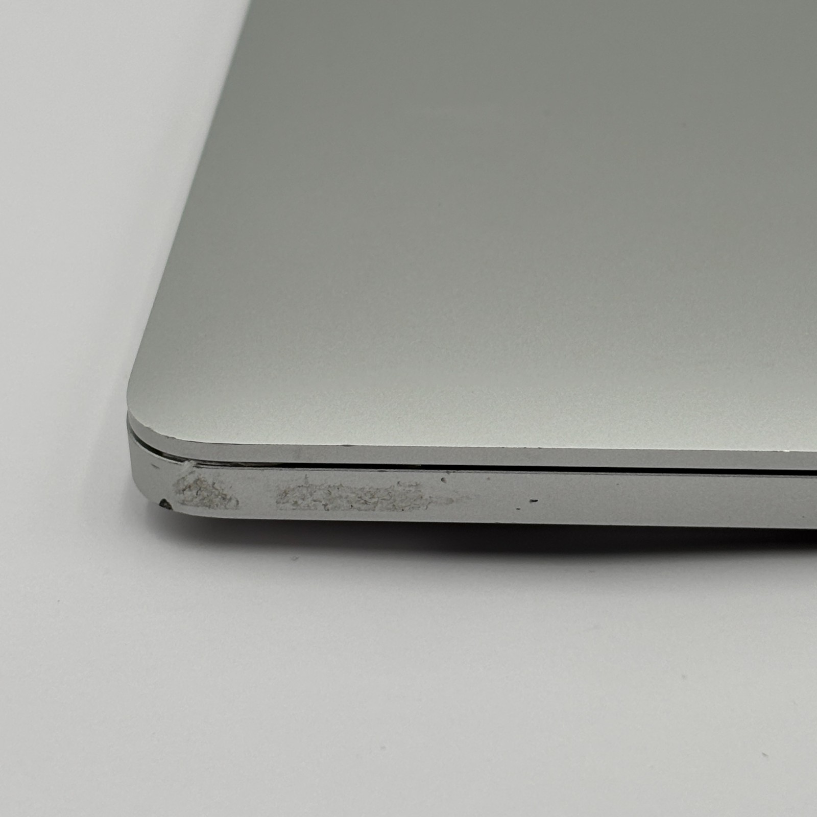 MacBook Pro 16″ i7 2.6/16GB/5300M 512GB – A2141 – Silver – Good Condition