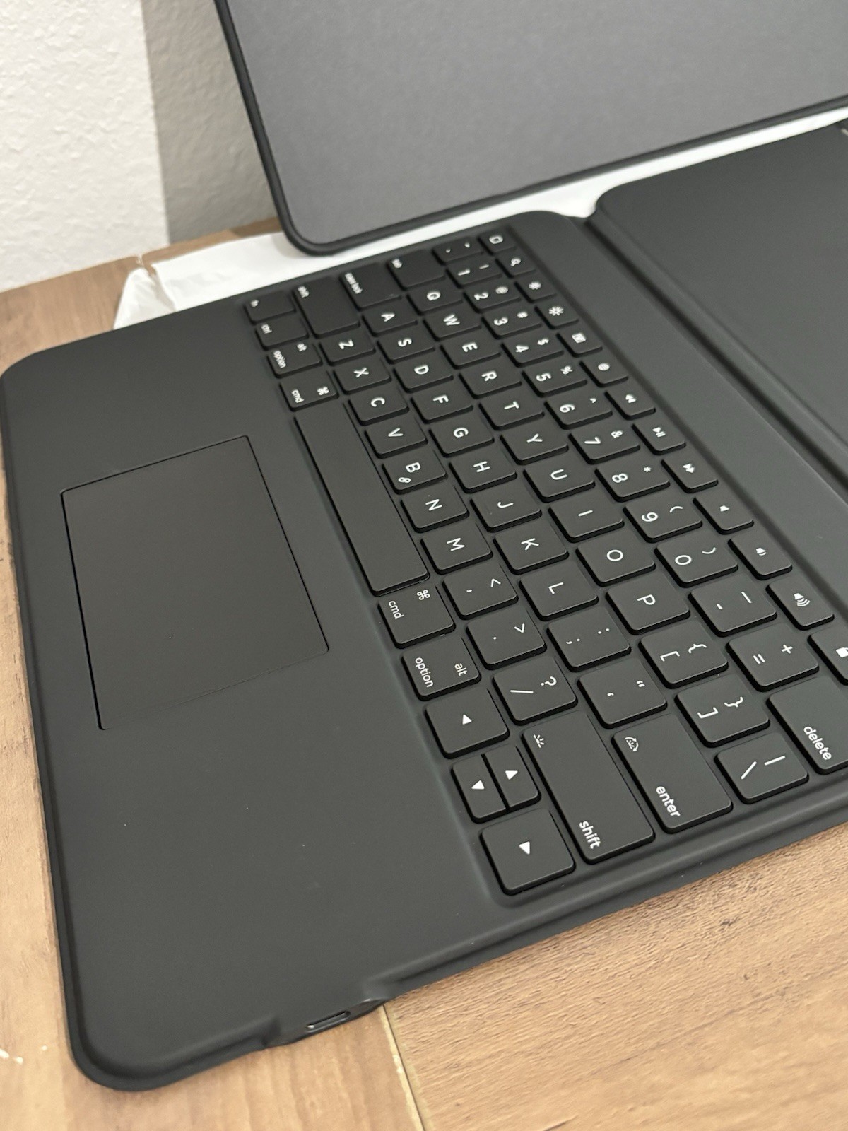 ESR Ascend IPad Pro 13 Inch (M5/M4, 2025/2024) Keyboard Case With Trackpad